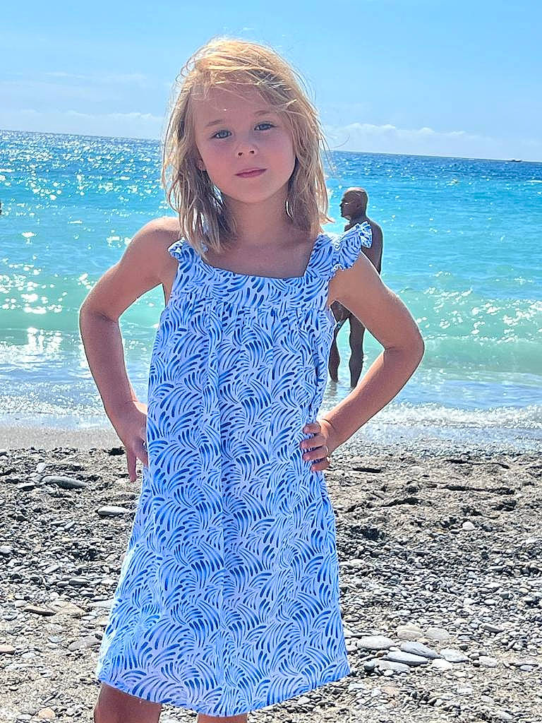 Eva participe au concours pour gagner de l'argent avec cette photo : arm, azure, beach, blue, day_dress, dress, fashion_design, fun, hair, happy, neck, one_piece_garment, people_in_nature, person, shoulder, sky, sleeve, standing, travel, waist