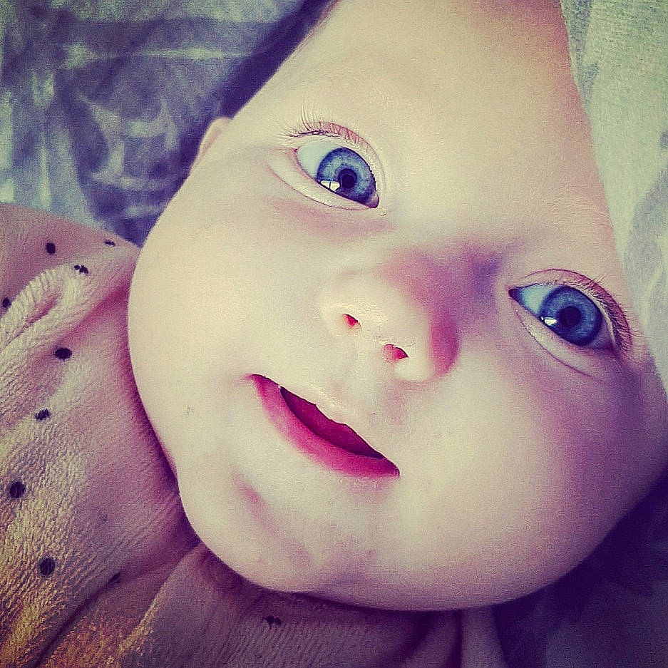 Miya a rejoint le concours — aidez-le/la à gagner de superbes lots ! baby, beauty, cheek, child, chin, close_up, cool, eye, eyebrow, eyelash, face, head, lip, mouth, nose, organ, person, pink, purple, skin