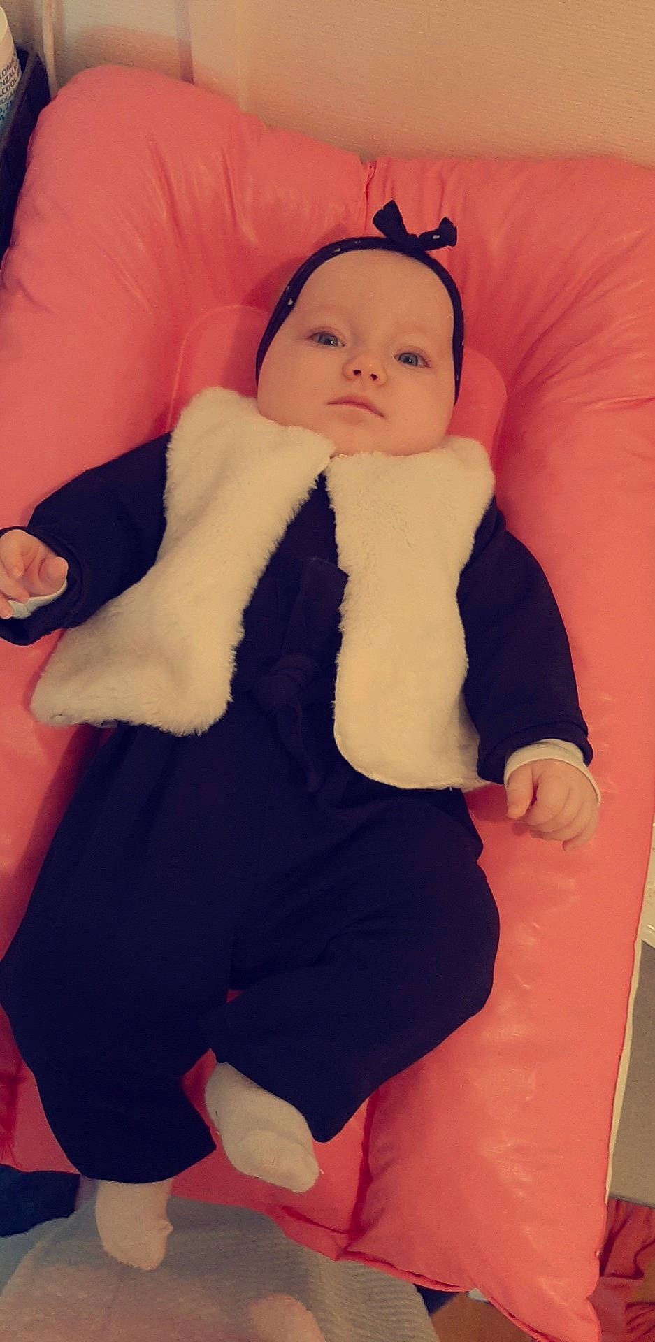 Miya a rejoint le concours — aidez-le/la à gagner de superbes lots ! abdomen, arm, baby, black_hair, cheek, child, finger, fur, human_body, leg, person, skin, thigh, thumb, toddler, trunk