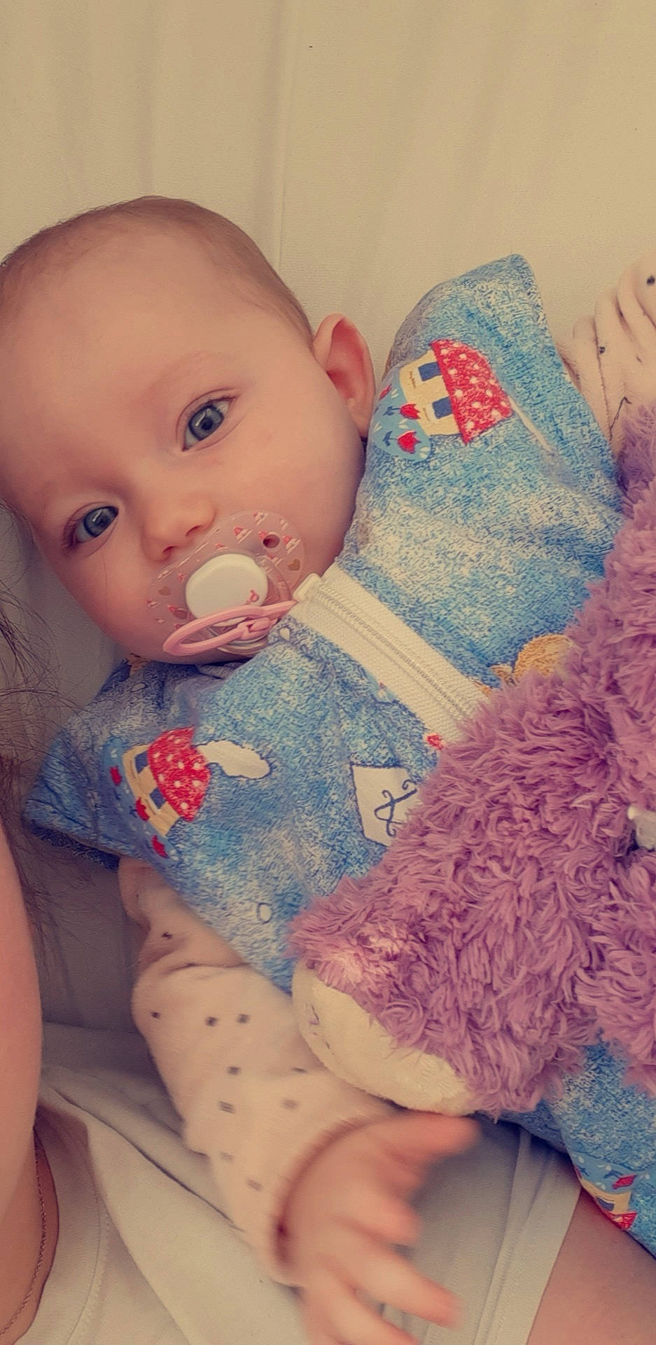 Miya a rejoint le concours — aidez-le/la à gagner de superbes lots ! baby, beauty, bedtime, cheek, child, ear, eye, face, forehead, head, iris, joy, lip, mouth, nose, person, selfie, skin, sleep, smile