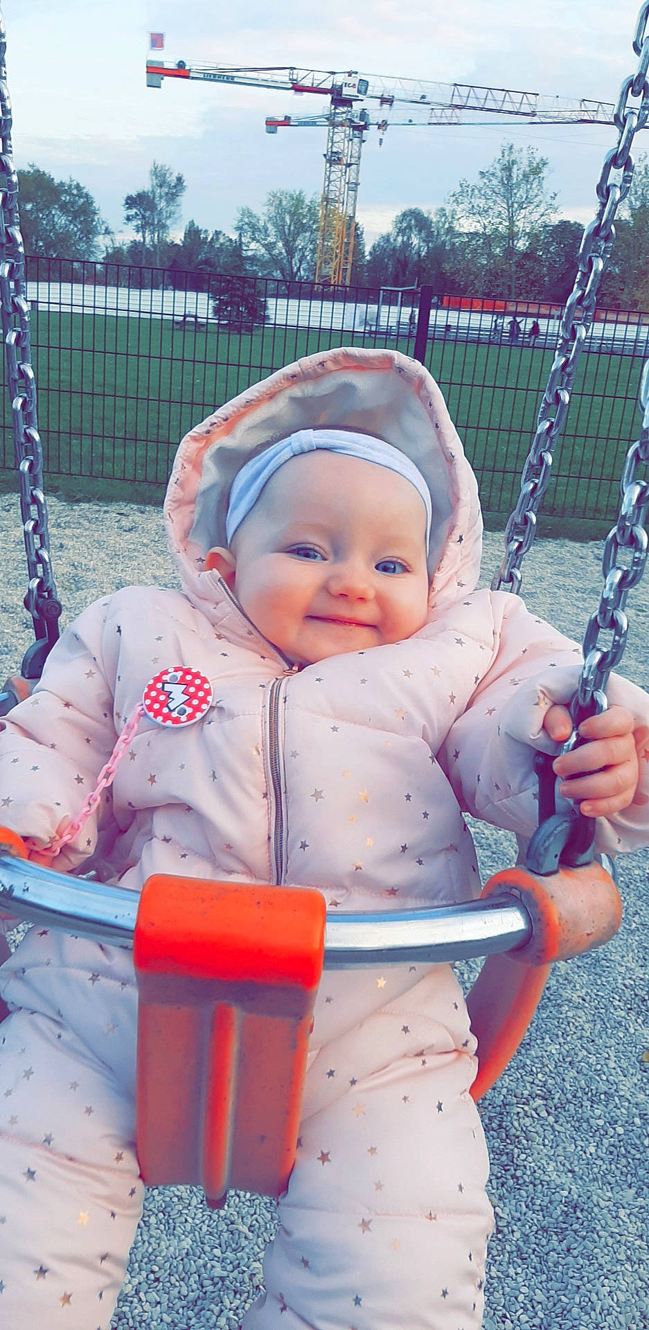 Miya participe au concours pour gagner de l'argent avec cette photo : baby, child, joy, outdoor_play_equipment, person, play, product, public_space, skin, smile, swing, toddler