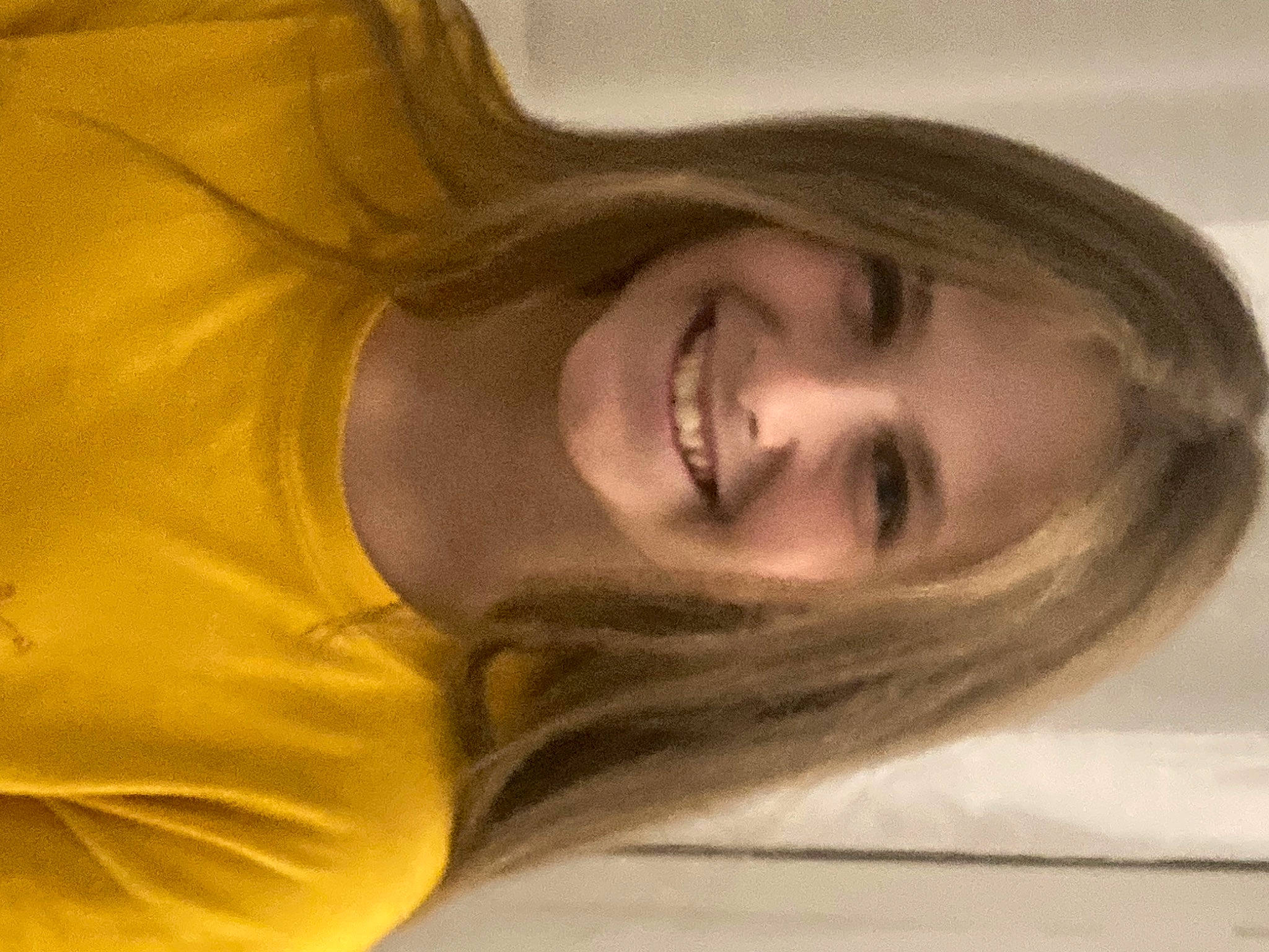 Alice participe au concours pour gagner de l'argent avec cette photo : arm, cheek, chin, comfort, eye, eyebrow, eyelash, face, forehead, hair, head, human_body, jaw, joy, lip, mouth, neck, nose, person, shoulder