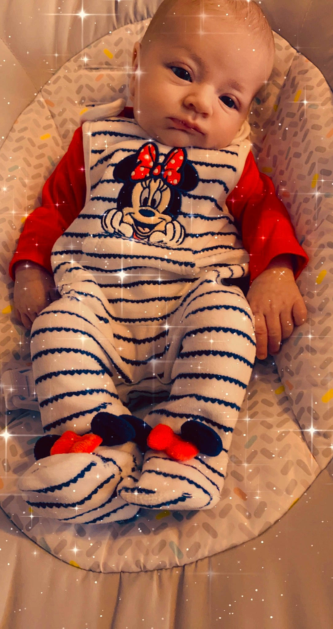 Hilona participe au concours pour gagner de l'argent avec cette photo : child, leg, person, toddler