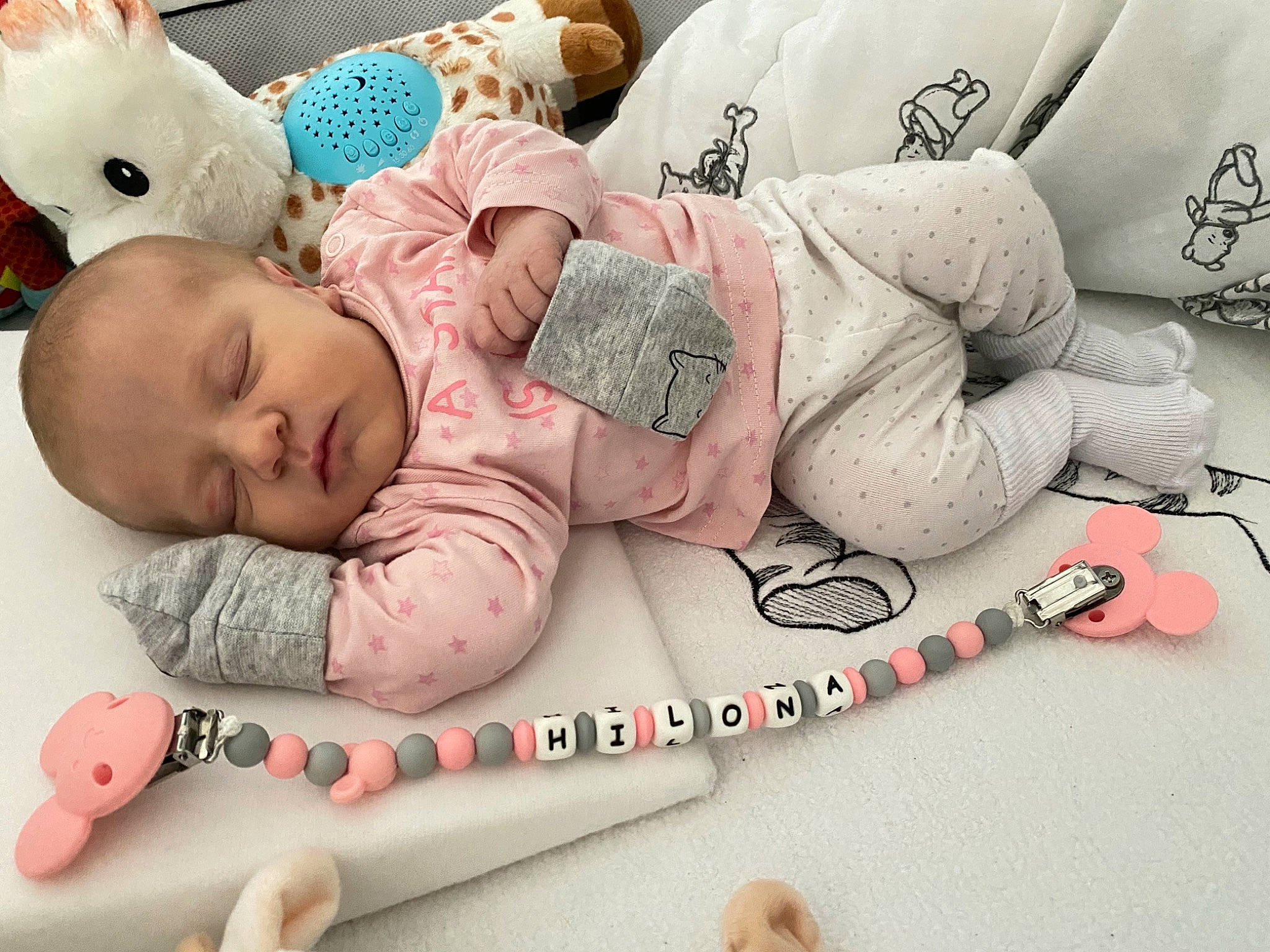 Hilona a rejoint le concours — aidez-le/la à gagner de superbes lots ! baby, baby_sleeping, bedtime, birth, child, ear, nap, person, pink, plush, sleep, stuffed_toy, textile, toddler, toy