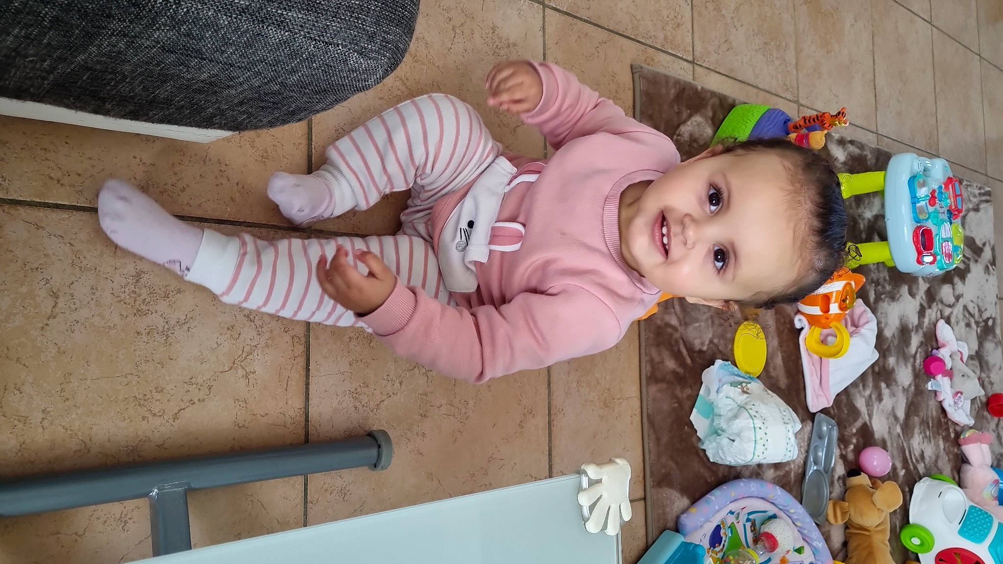 Sayah a rejoint le concours — aidez-le/la à gagner de superbes lots ! baby, baby_products, baby_toddler_clothing, baby_toys, cheek, child, comfort, eye, fun, head, iris, joy, nose, pattern, person, play, room, skin, smile, textile