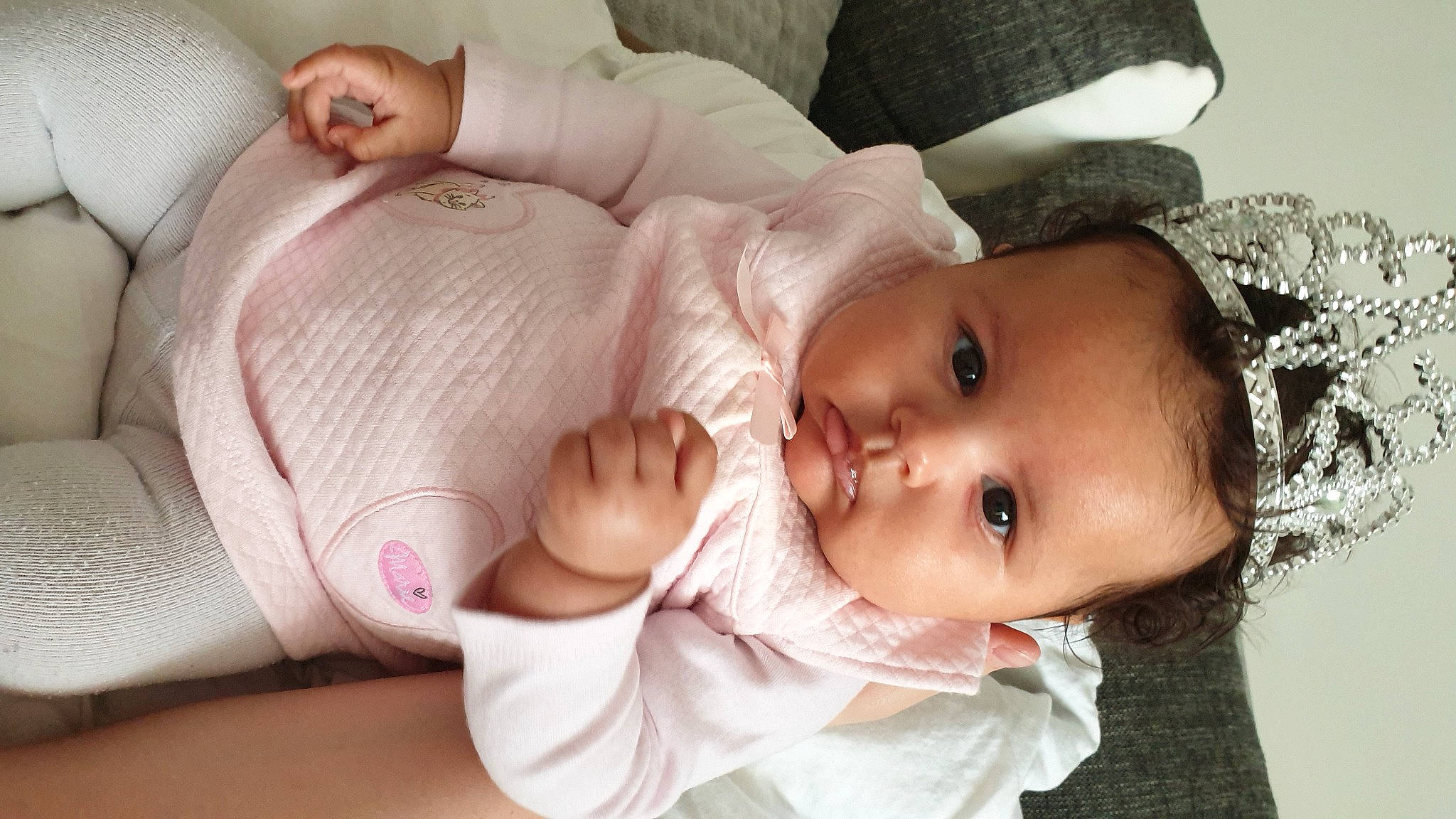 Sayah a rejoint le concours — aidez-le/la à gagner de superbes lots ! arm, baby, baby_products, baby_toddler_clothing, cheek, child, comfort, eyelash, finger, hand, happy, linens, lip, mouth, nose, person, pink, skin, smile, textile