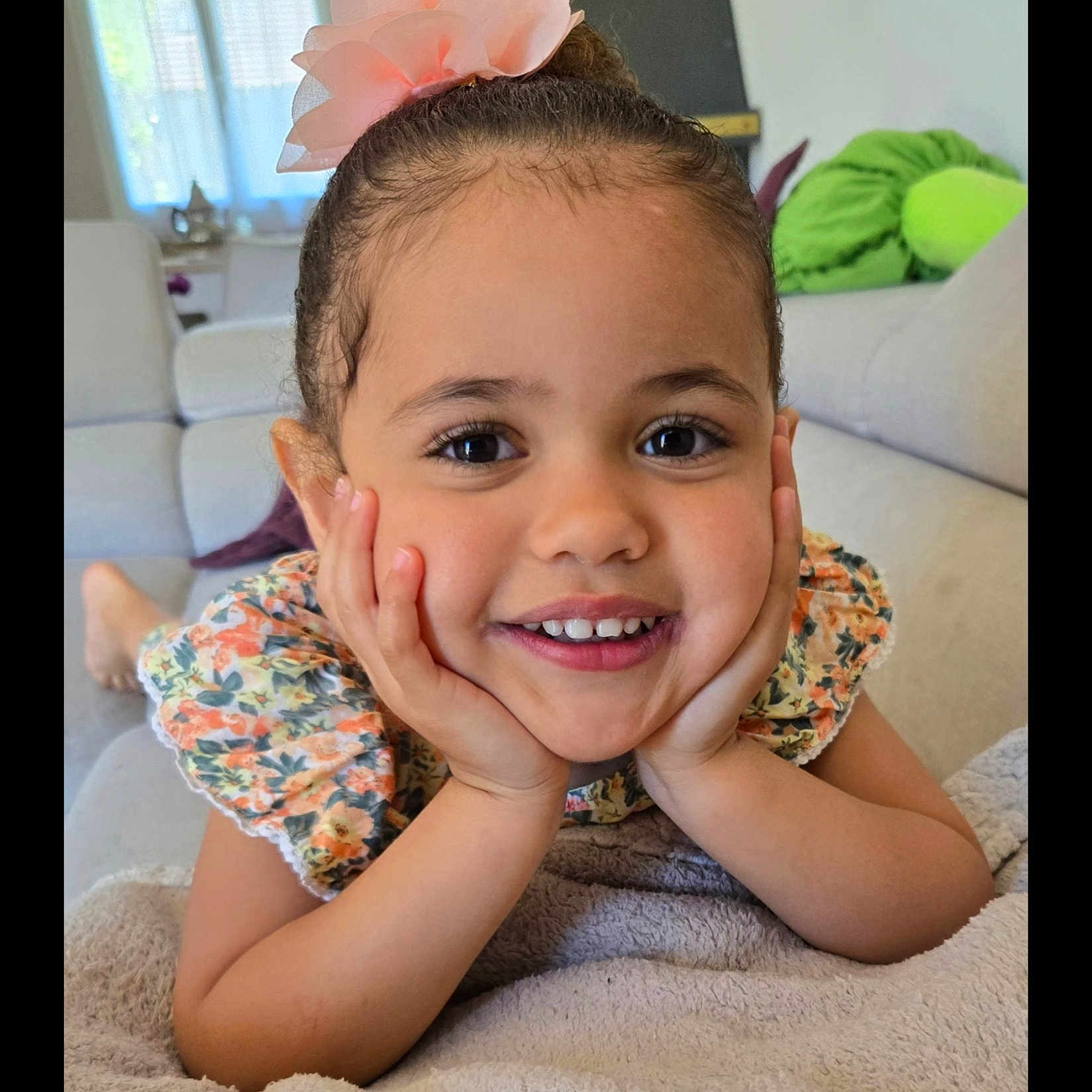 Niyah participe au concours pour gagner de l'argent avec cette photo : baby, babylaughing, couch, cushion, face, furniture, hair, happy, head, homedecor, indoors, interiordesign, laughing, person, photography, plant, portrait, pottedplant, sitting, smile