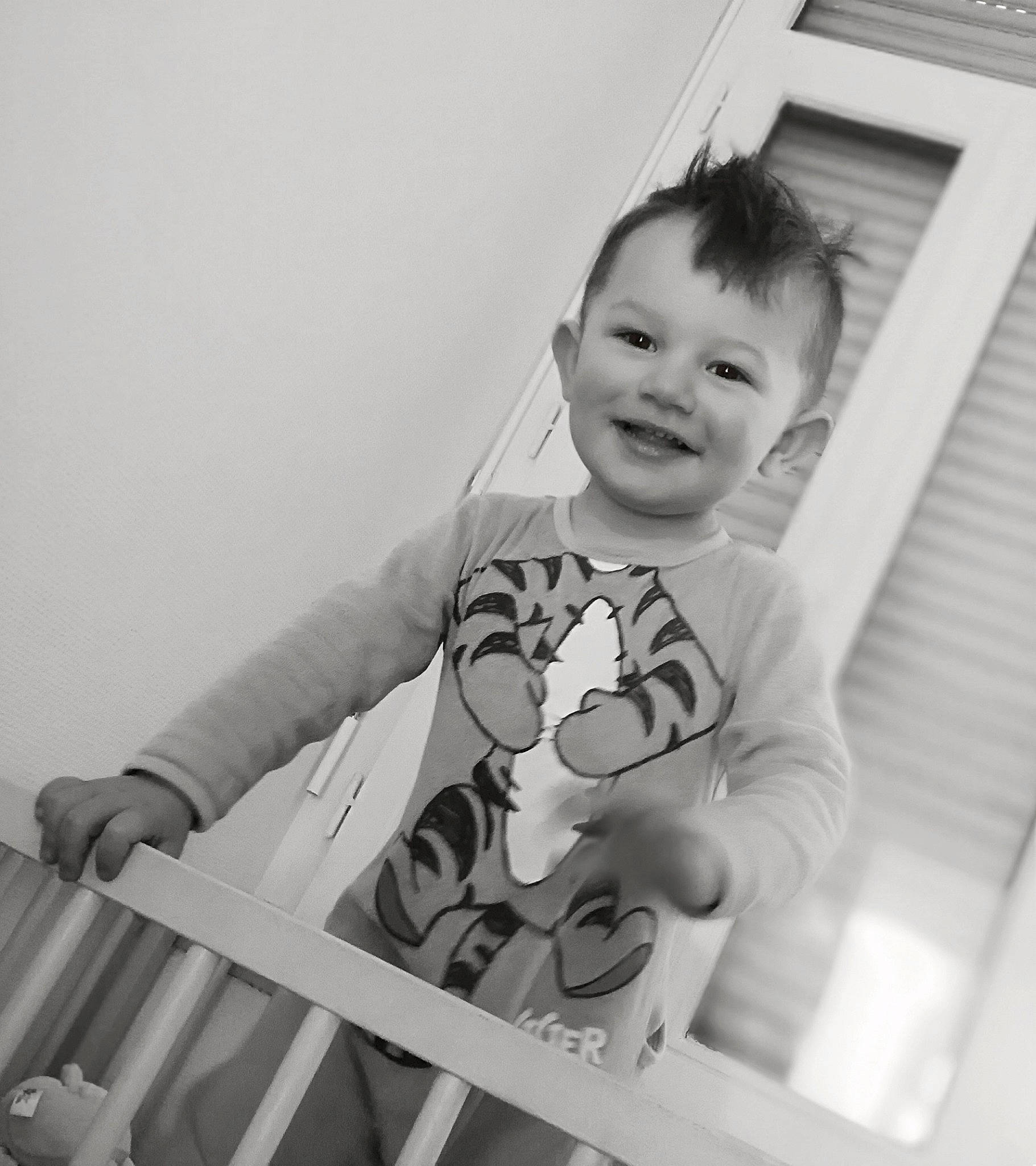 Thimotei a rejoint le concours — aidez-le/la à gagner de superbes lots ! baby, baby_products, black, black_and_white, child, eye, facial_expression, joy, leg, monochrome, monochrome_photography, people, person, photograph, photography, product, room, skin, smile, snapshot