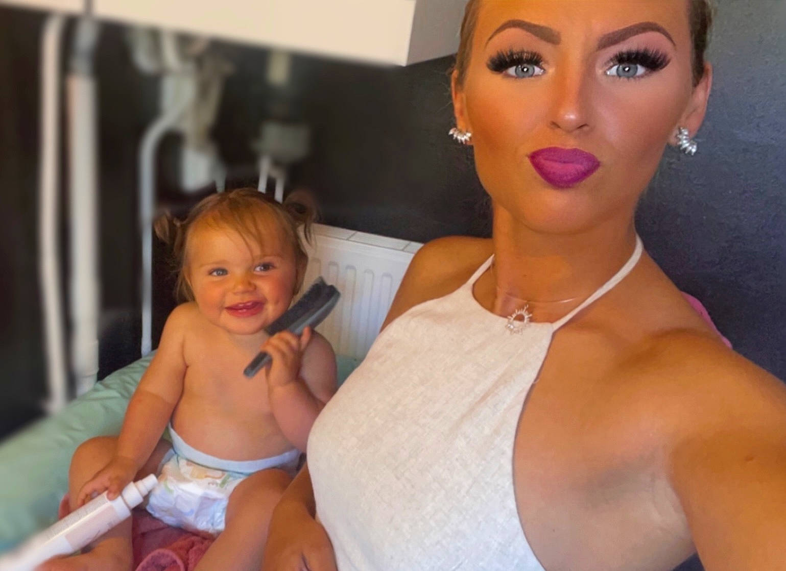 Hïnd a rejoint le concours — aidez-le/la à gagner de superbes lots ! arm, eye, eyebrow, eyelash, face, facial_expression, hair, hairstyle, head, human, iris, joint, joy, lip, lipstick, muscle, organ, person, photograph, shoulder