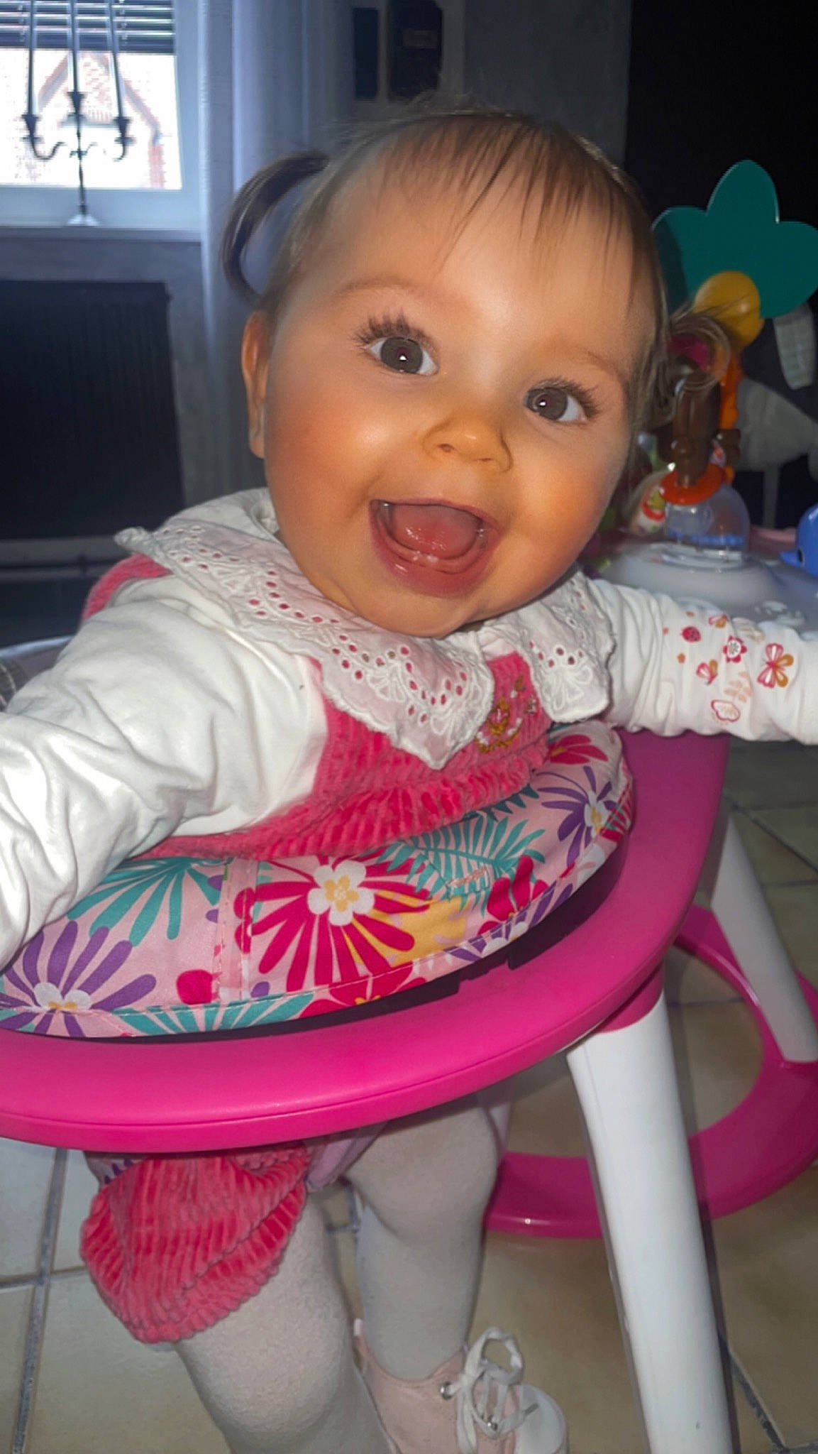 Hïnd participe au concours pour gagner de l'argent avec cette photo : baby, baby_toddler_clothing, cheek, child, eye, eyelash, face, facial_expression, happy, head, iris, lip, organ, person, pink, product, skin, sleeve, smile, television