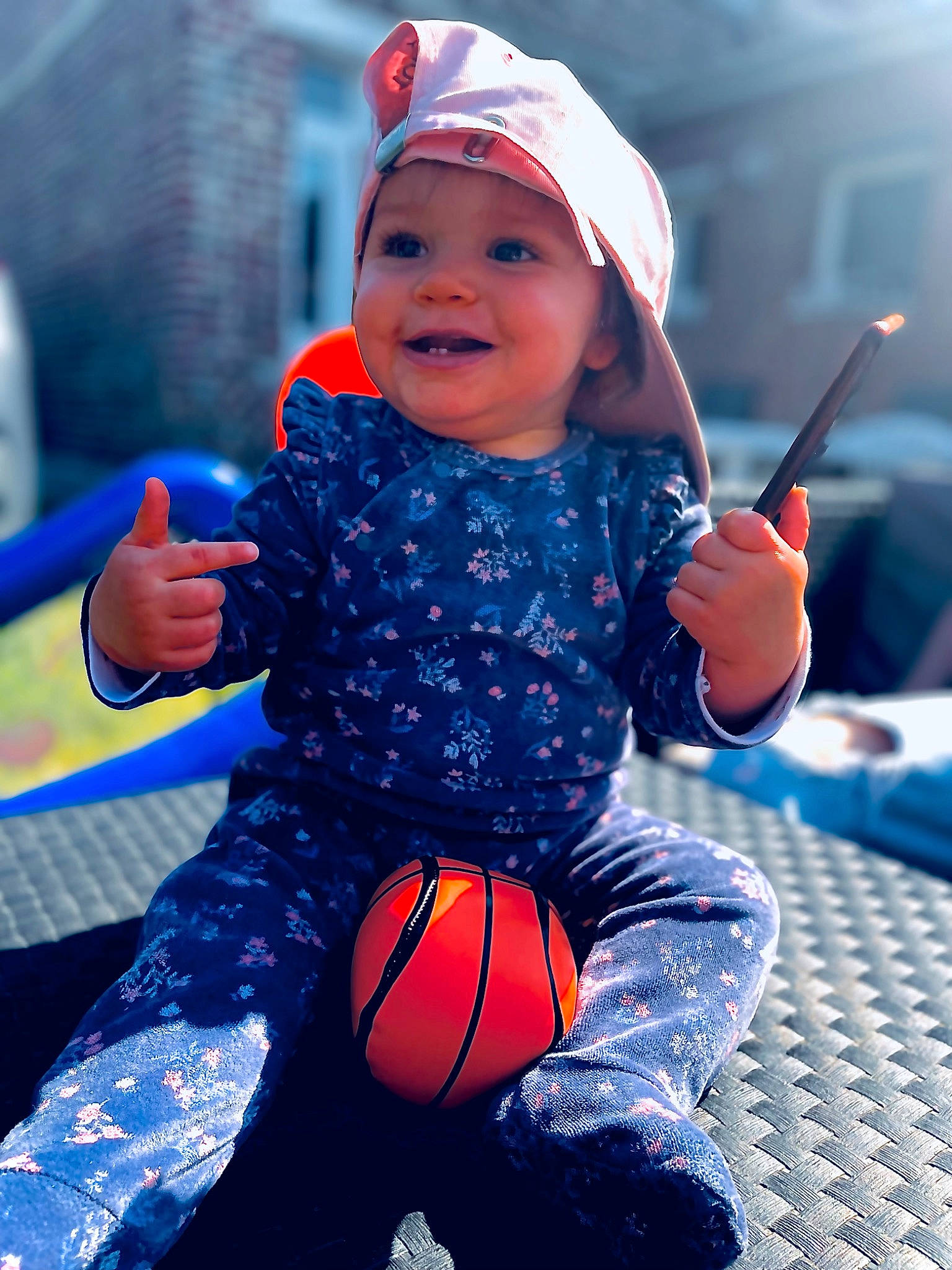 Hïnd a rejoint le concours — aidez-le/la à gagner de superbes lots ! baby, baby_toddler_clothing, ball, baseball_cap, blue, cap, child, electric_blue, face, facial_expression, fun, happy, headwear, joy, leisure, person, plant, play, recreation, sitting