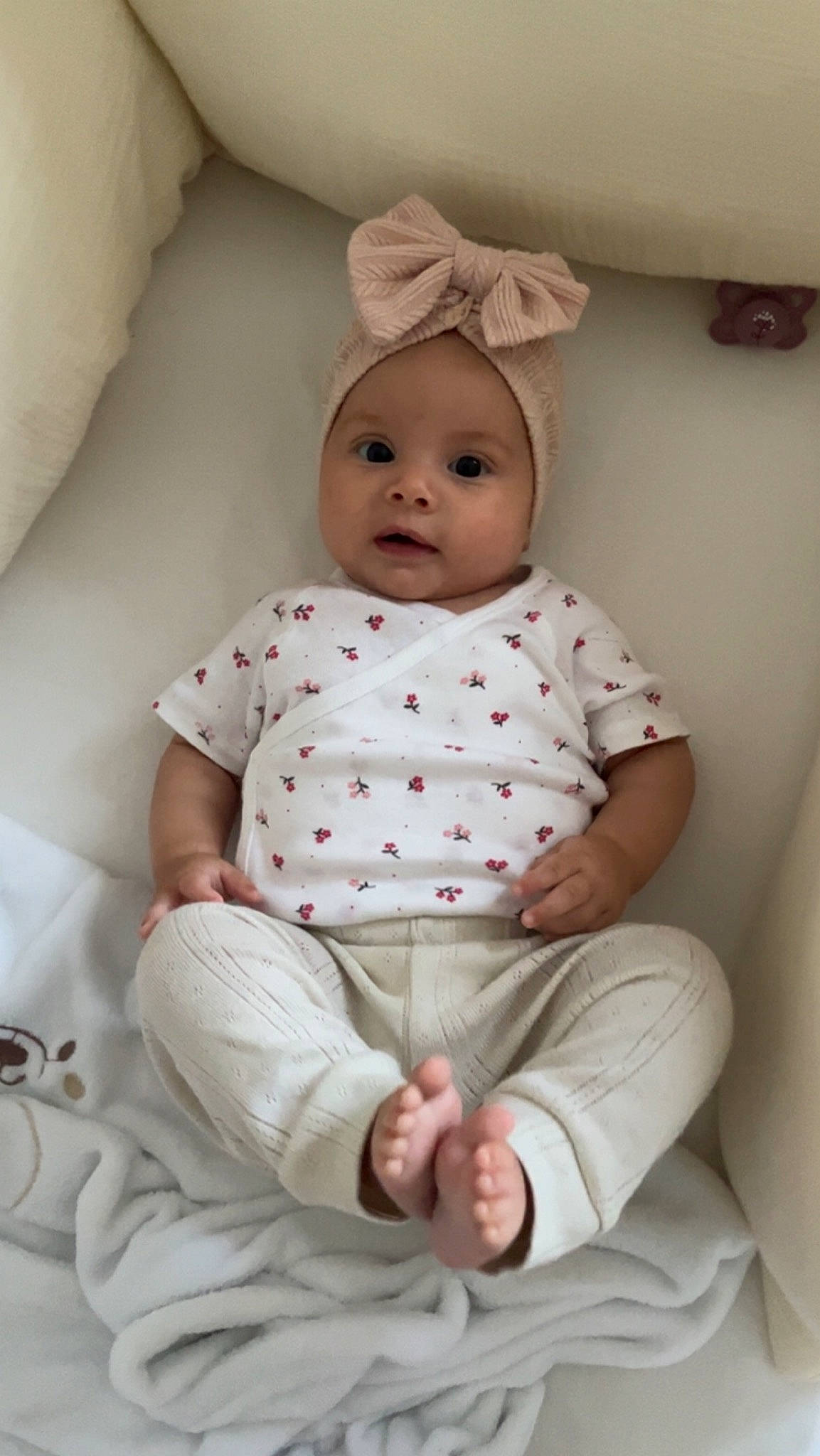 Manel a rejoint le concours — aidez-le/la à gagner de superbes lots ! baby, baby_toddler_clothing, beanie, cheek, child, collar, comfort, dress_shirt, foot, headwear, linens, pattern, person, pink, portrait_photography, room, sitting, skin, sleeve, textile