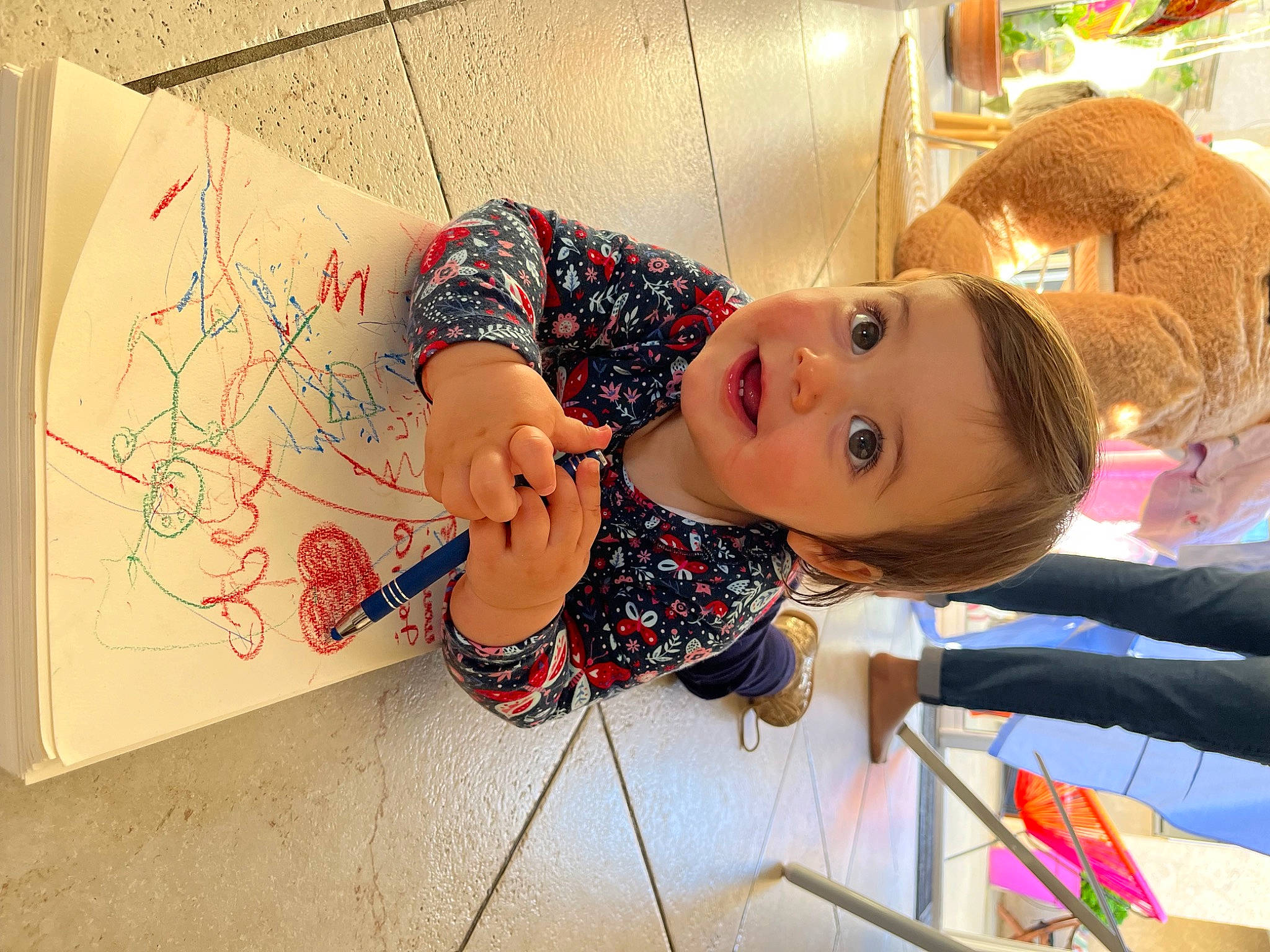 Alicia a rejoint le concours — aidez-le/la à gagner de superbes lots ! baby_toddler_clothing, child, flooring, fun, happy, pattern, person, play, room, sleeve, textile, toddler, toy, visual_arts, wood