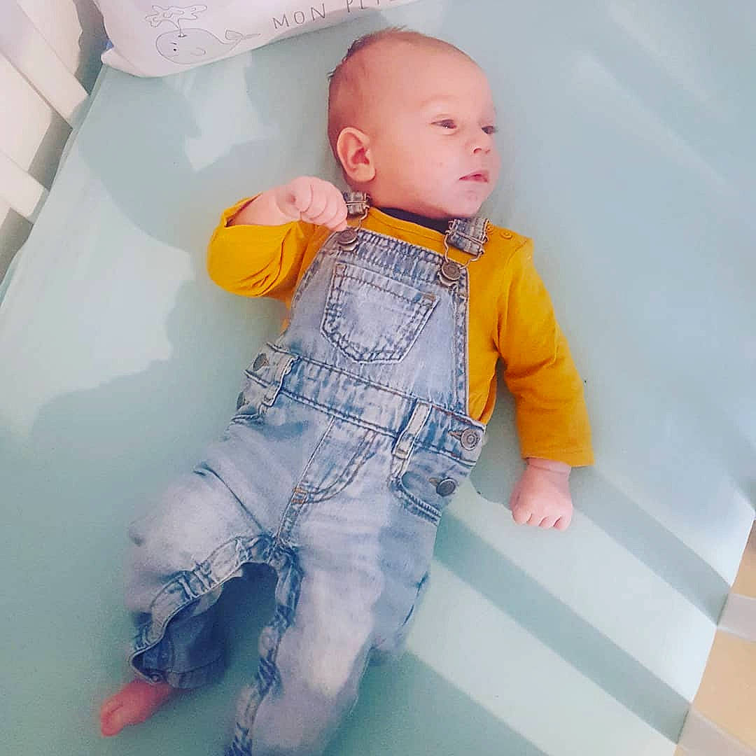 Sacha participe au concours pour gagner de l'argent avec cette photo : baby, baby_toddler_clothing, child, joint, outerwear, pattern, person, skin, sleeve, smile, t_shirt, toddler, yellow
