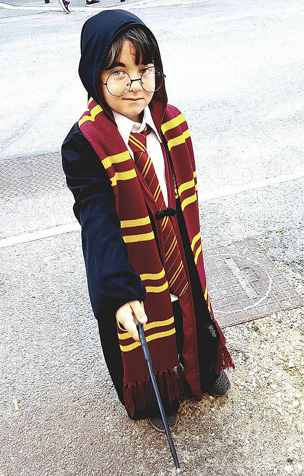 Thibaud a rejoint le concours — aidez-le/la à gagner de superbes lots ! black_hair, clothing, costume, design, headgear, hood, jacket, long_hair, outerwear, pattern, person, plaid, smile, tartan, textile