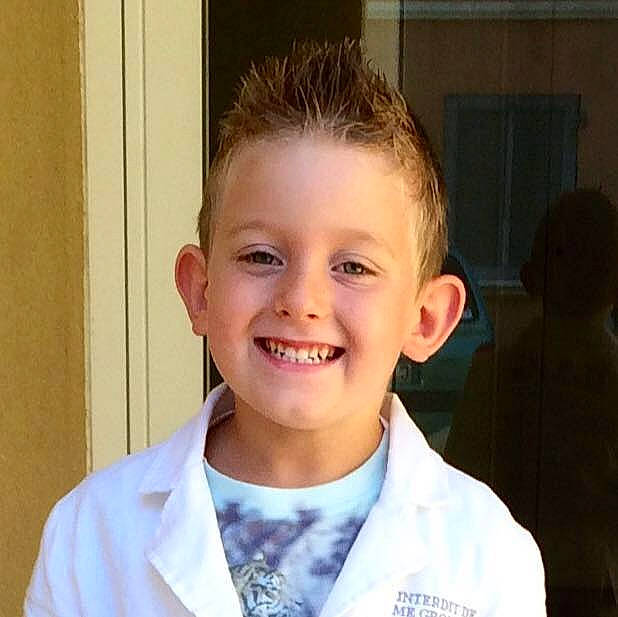 Thibaud participe au concours pour gagner de l'argent avec cette photo : child, chin, face, facial_expression, forehead, hair, hairstyle, happy, joy, laugh, person, smile, uniform