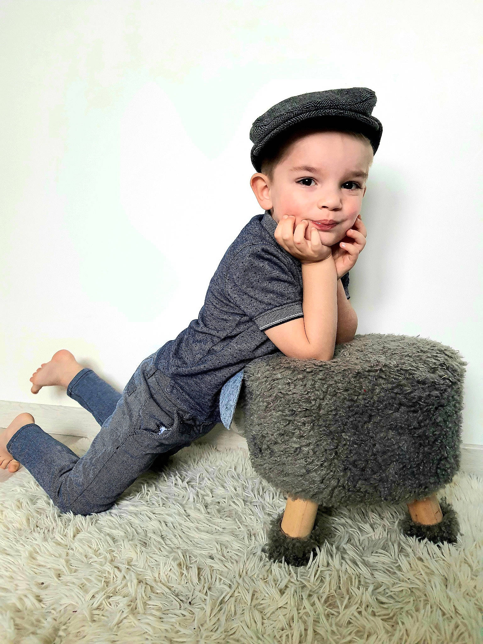 Alix a rejoint le concours — aidez-le/la à gagner de superbes lots ! black_hair, child, fashion_design, flash_photography, flooring, formal_wear, fur, gesture, grey, happy, headwear, human_leg, joint, person, shoulder, sitting, skin, sleeve, standing, street_fashion