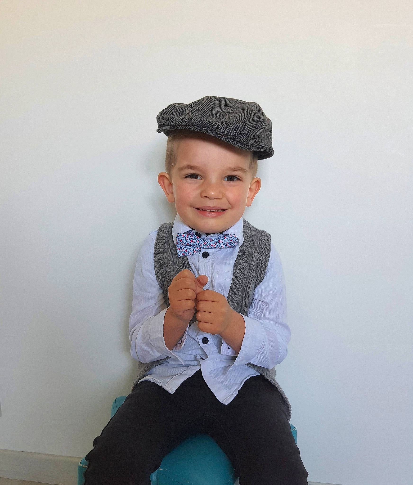 Alix a rejoint le concours — aidez-le/la à gagner de superbes lots ! baby_toddler_clothing, cap, child, cool, electric_blue, eye, face, facial_expression, flash_photography, happy, headwear, joy, knee, leg, neck, pattern, person, skin, sleeve, smile