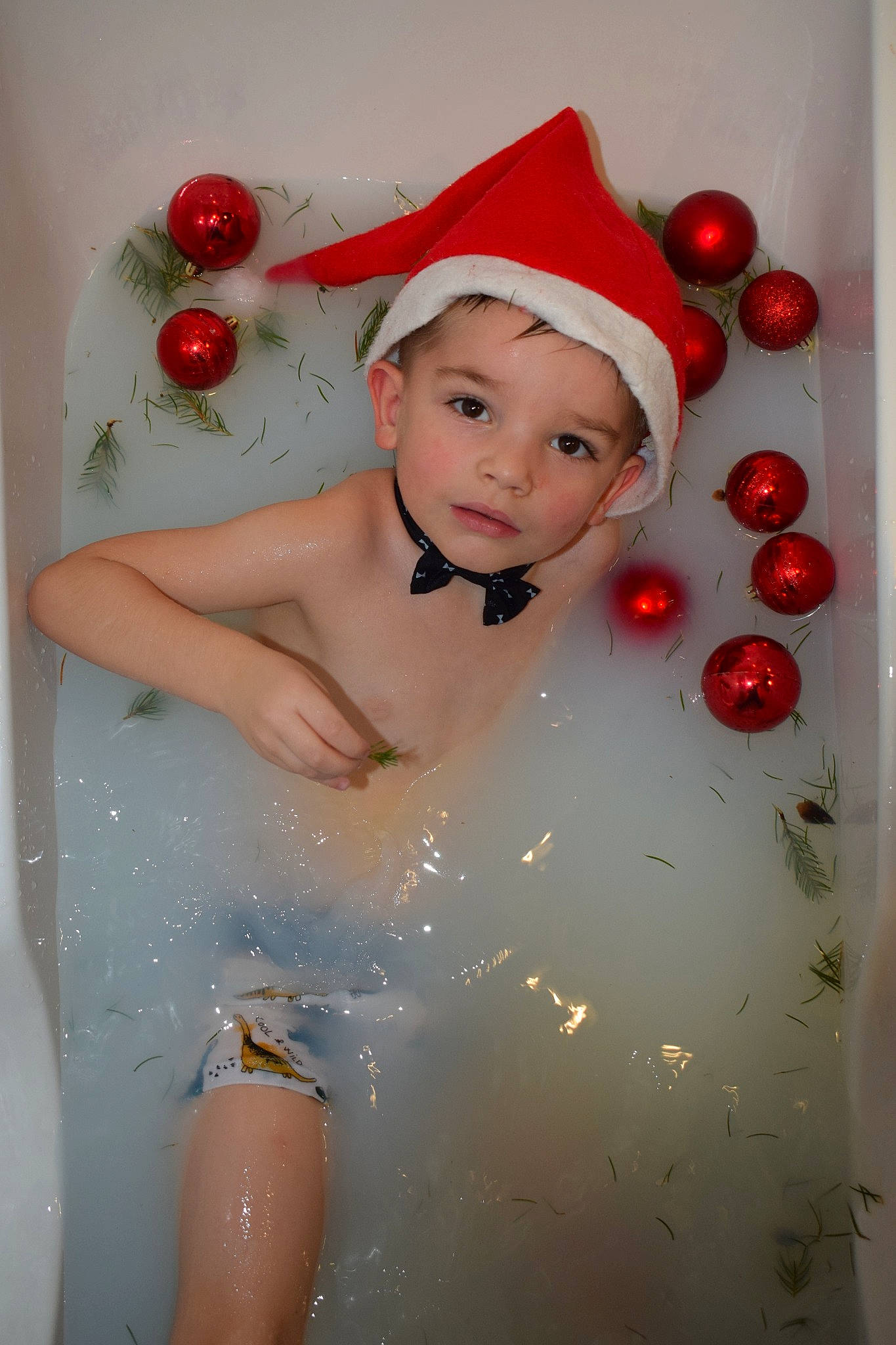 Alix a rejoint le concours — aidez-le/la à gagner de superbes lots ! baby, bathing, cap, carmine, cheek, chest, child, christmas, christmas_ornament, costume_hat, event, eye, fun, happy, headwear, holiday, human_body, ornament, party_supply, person