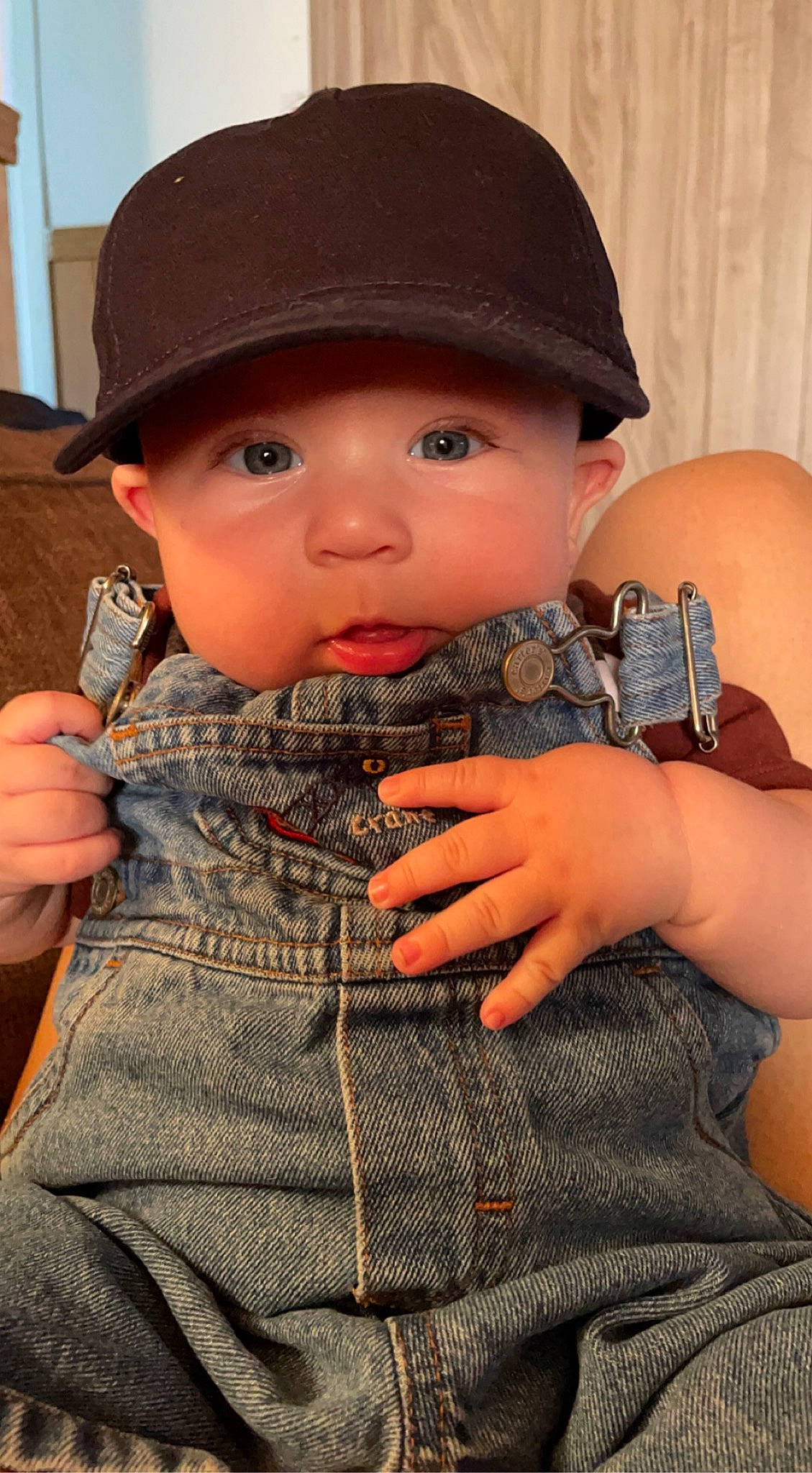 Zander is registered to the contest to win money with this photo: baby, baby_toddler_clothing, cap, cheek, child, eye, facial_expression, finger, gesture, hand, hat, headwear, human, human_body, lip, nose, person, skin, sun_hat, toddler
