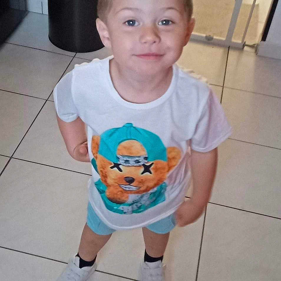 Owen participe au concours pour gagner de l'argent avec cette photo : boy, child, clothing, cream, dessert, door, face, food, footwear, head, icecream, male, pants, person, photography, plant, portrait, shoe, shorts, t_shirt