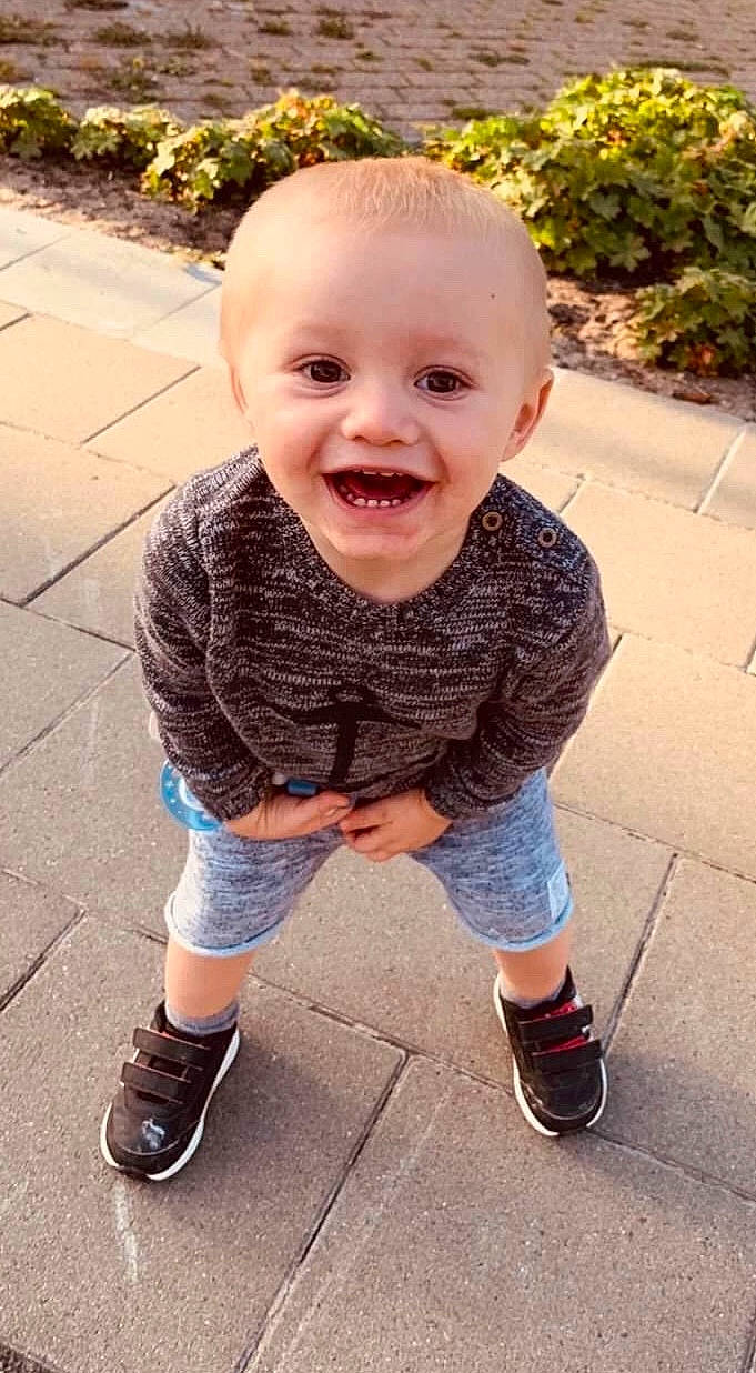Dayson a rejoint le concours — aidez-le/la à gagner de superbes lots ! baby, baby_toddler_clothing, cheek, child, cool, face, facial_expression, footwear, head, joy, laugh, leg, nose, outerwear, person, shoe, sleeve, smile, standing, toddler