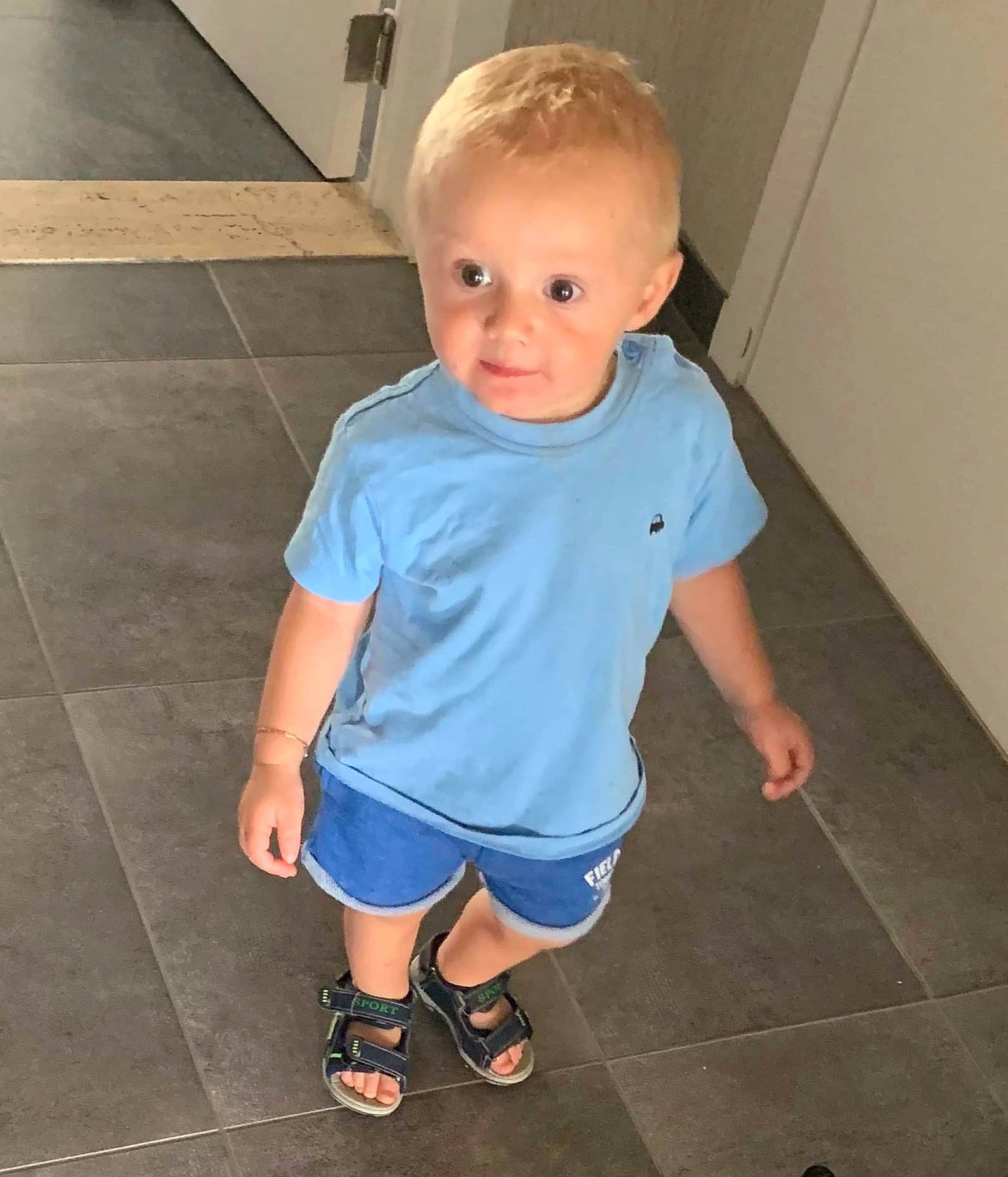 Dayson a rejoint le concours — aidez-le/la à gagner de superbes lots ! baby, baby_toddler_clothing, child, floor, flooring, leg, person, shoulder, skin, sleeve, standing, t_shirt, toddler