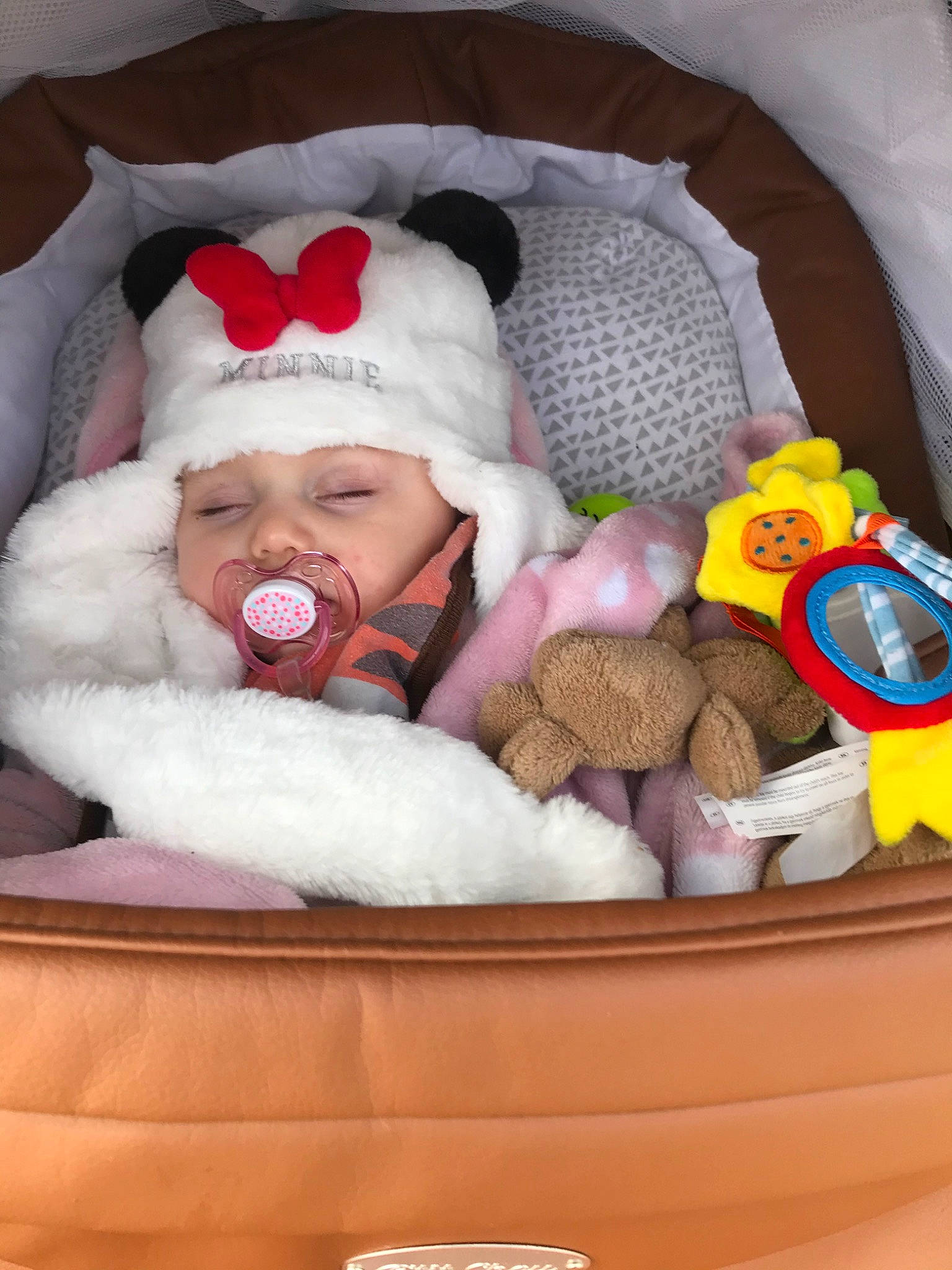 Zélyna participe au concours pour gagner de l'argent avec cette photo : baby, baby_products, baby_sleeping, bedtime, child, comfort, headwear, joy, person, product, stuffed_toy, toddler