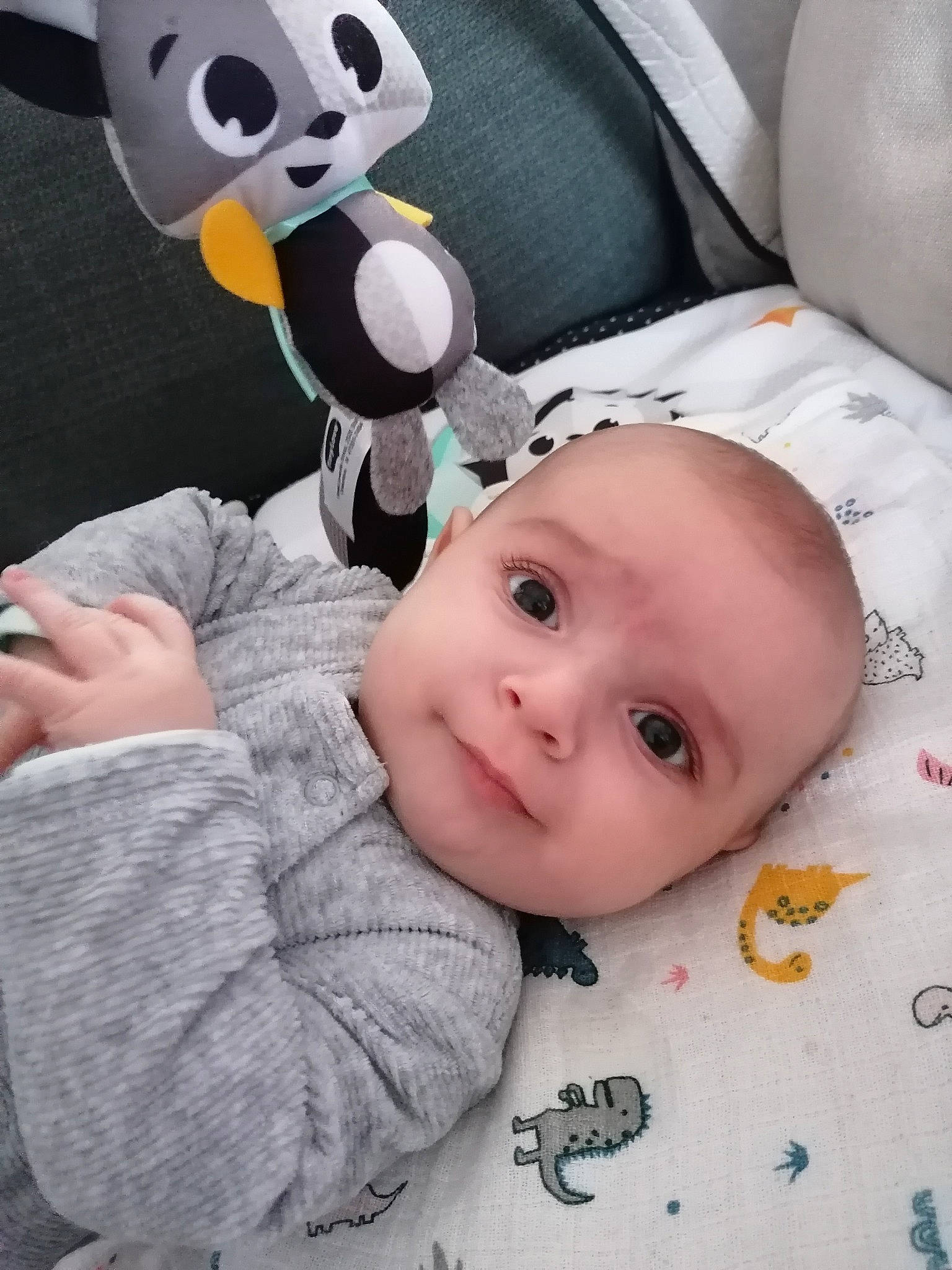 Sevan a rejoint le concours — aidez-le/la à gagner de superbes lots ! baby, baby_toddler_clothing, cheek, child, comfort, fun, gesture, happy, linens, mammal, organ, pattern, person, skin, sleeve, smile, stuffed_toy, textile, toddler, vertebrate