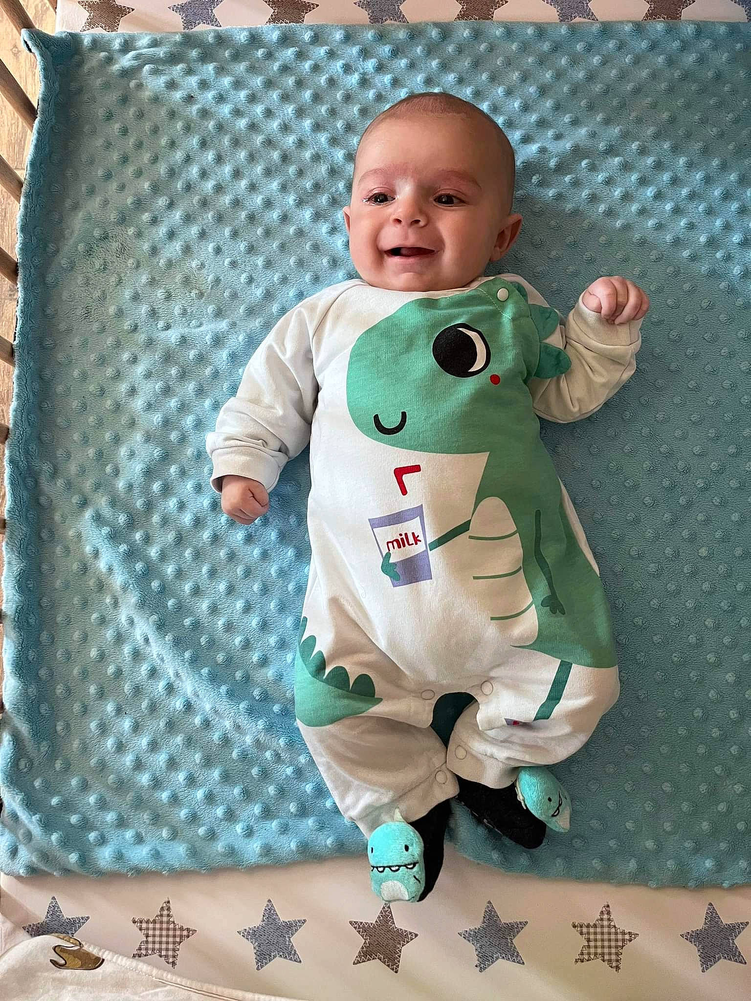 Sevan a rejoint le concours — aidez-le/la à gagner de superbes lots ! baby, baby_products, baby_safety, baby_toddler_clothing, child, comfort, eye, face, flooring, happy, linens, pattern, person, play, room, sleeve, smile, stuffed_toy, t_shirt, textile