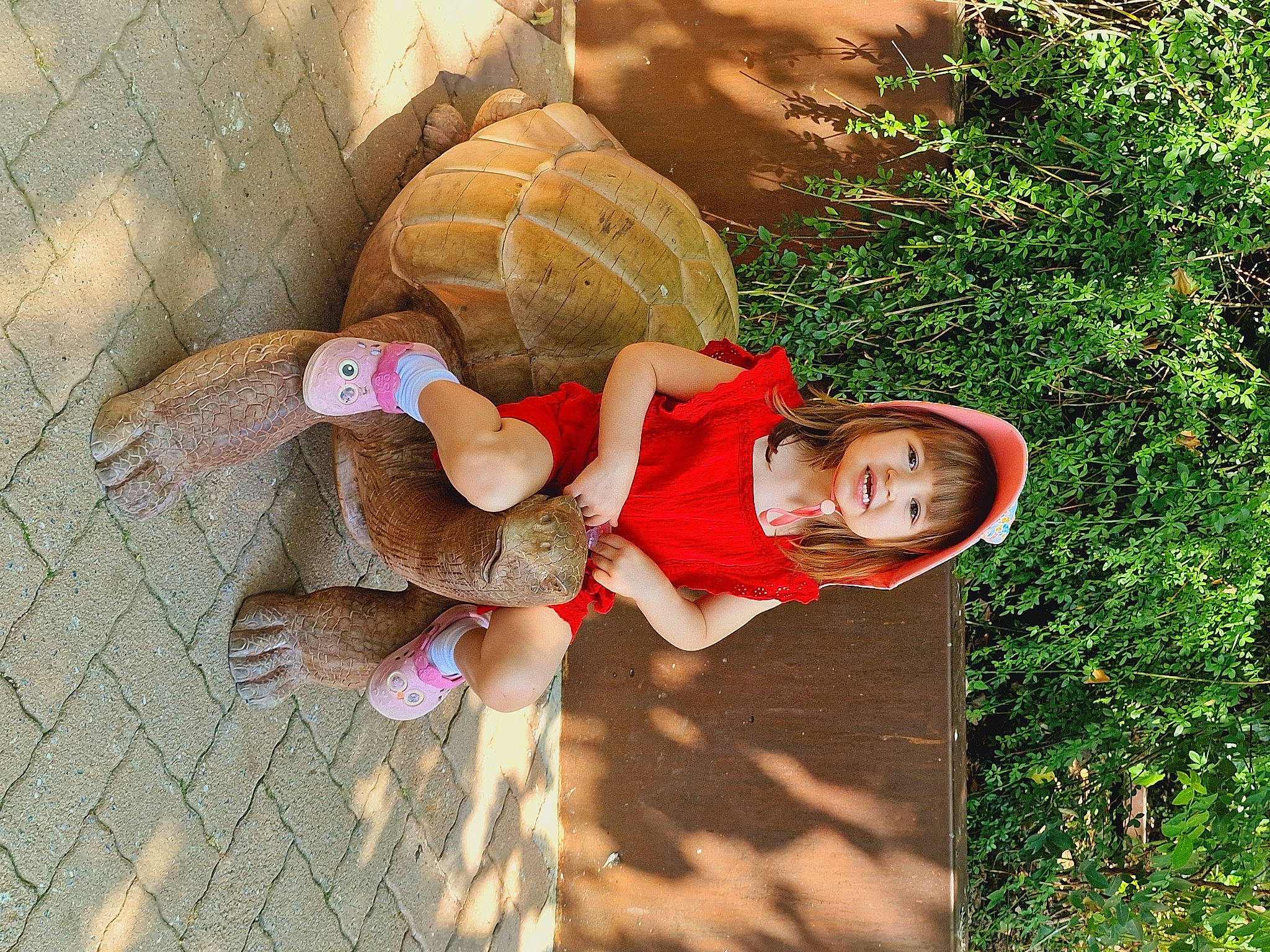 Théa a rejoint le concours — aidez-le/la à gagner de superbes lots ! baby, ball, child, fawn, fun, grass, happy, headgear, joy, landscape, leisure, people_in_nature, person, plant, play, recreation, sitting, soil, toddler, toy