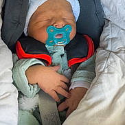 Malo a rejoint le concours — aidez-le/la à gagner de superbes lots ! baby, infant, pacifier, car_seat, blanket, hat, sleeping, child, clothing, safety_belt, newborn, cute, cozy, resting, indoors, soft, warm, comfort, face, hand