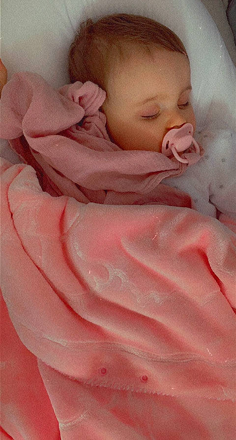Asma participe au concours pour gagner de l'argent avec cette photo : baby, baby_sleeping, baby_toddler_clothing, beauty, bedding, cheek, child, chin, comfort, face, linens, lip, magenta, mouth, peach, person, pink, skin, sleeve, thumb