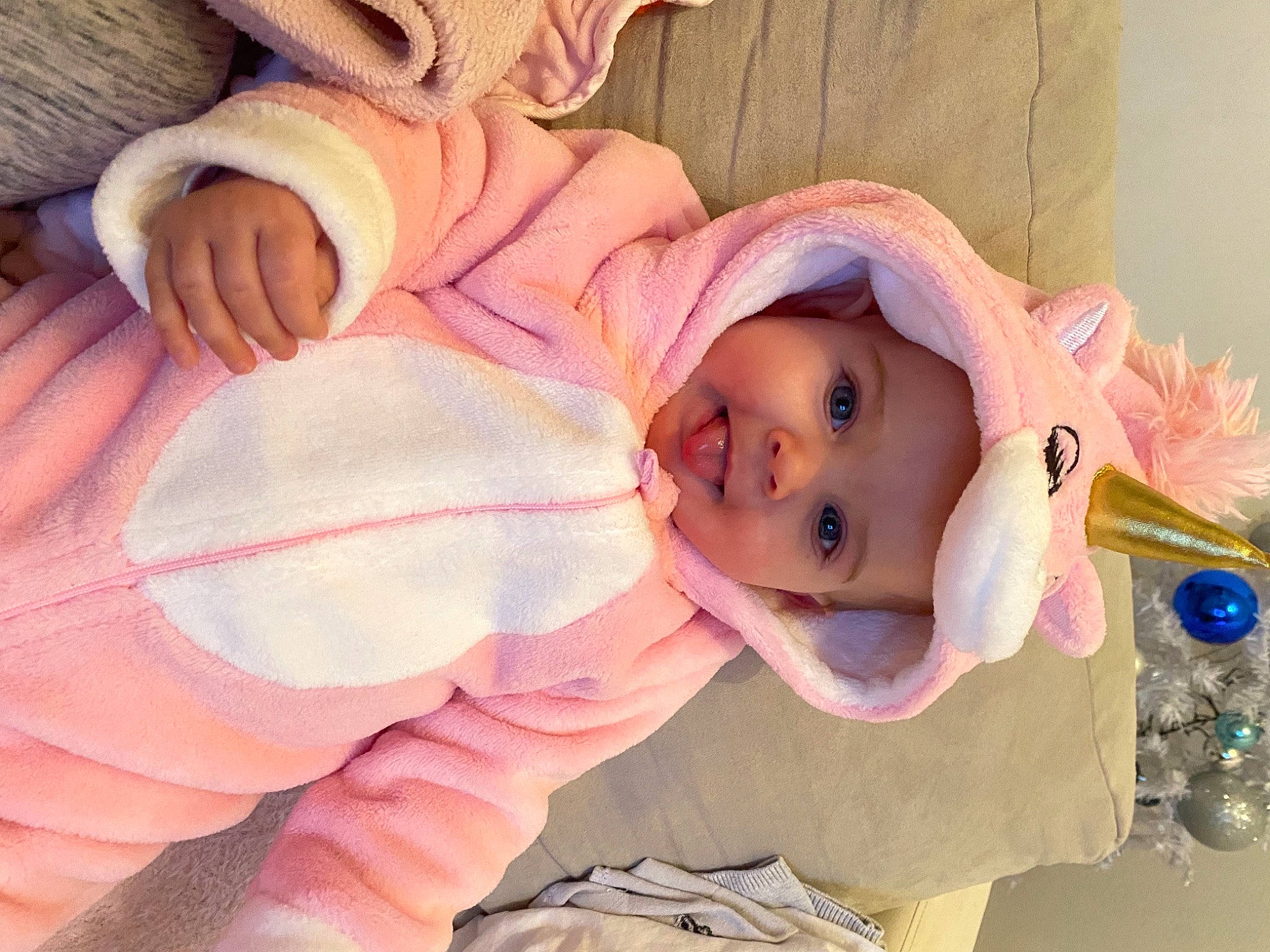 Amelia a rejoint le concours — aidez-le/la à gagner de superbes lots ! baby, baby_products, baby_toddler_clothing, cheek, child, comfort, eye, fashion_accessory, finger, gesture, happy, head, headgear, headwear, iris, linens, person, pink, skin, smile