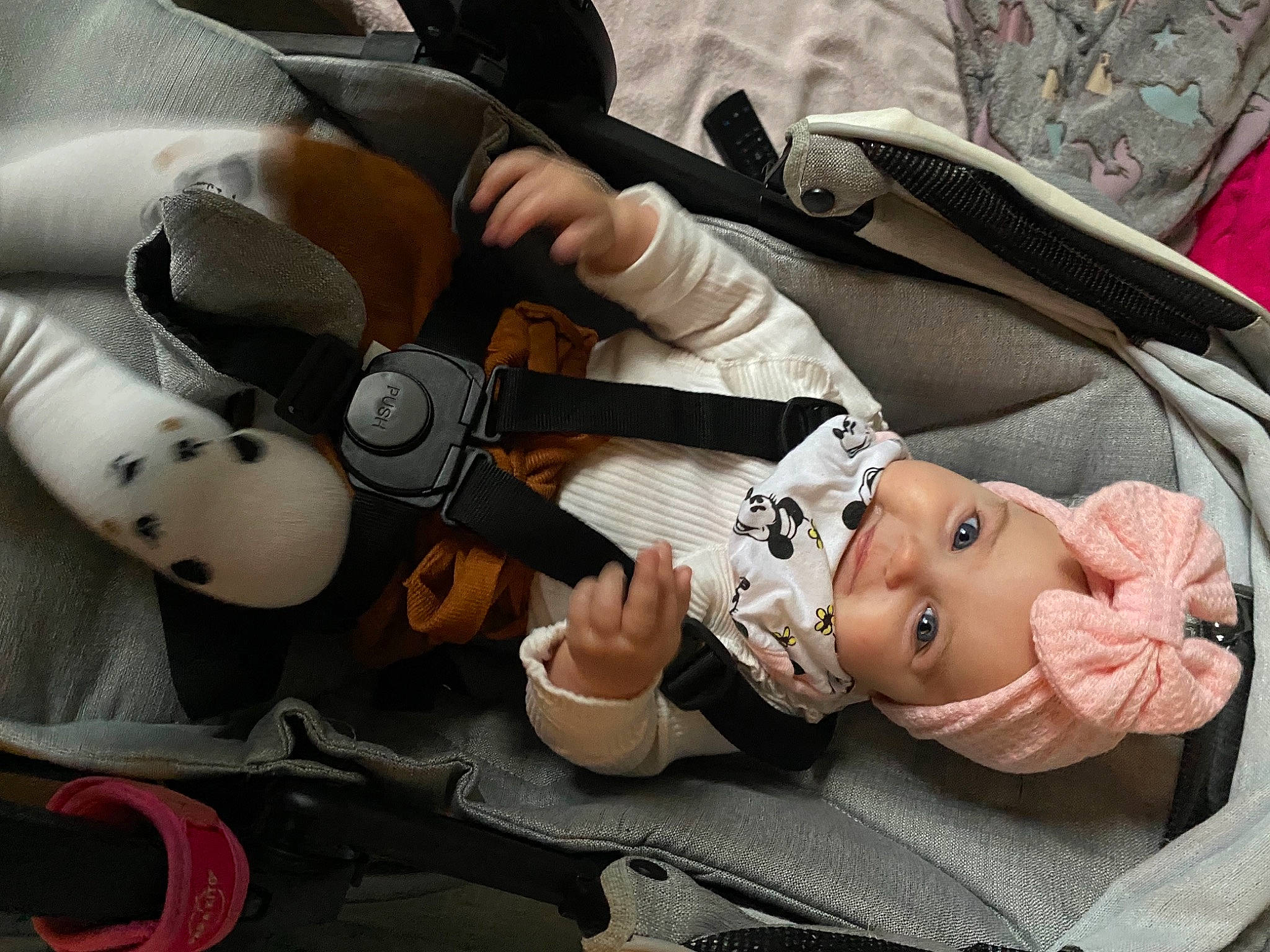 Amelia a rejoint le concours — aidez-le/la à gagner de superbes lots ! auto_part, baby, baby_carriage, baby_products, car_seat, carmine, cheek, child, comfort, doll, finger, headwear, mammal, nail, person, product, skin, textile, thumb, toddler