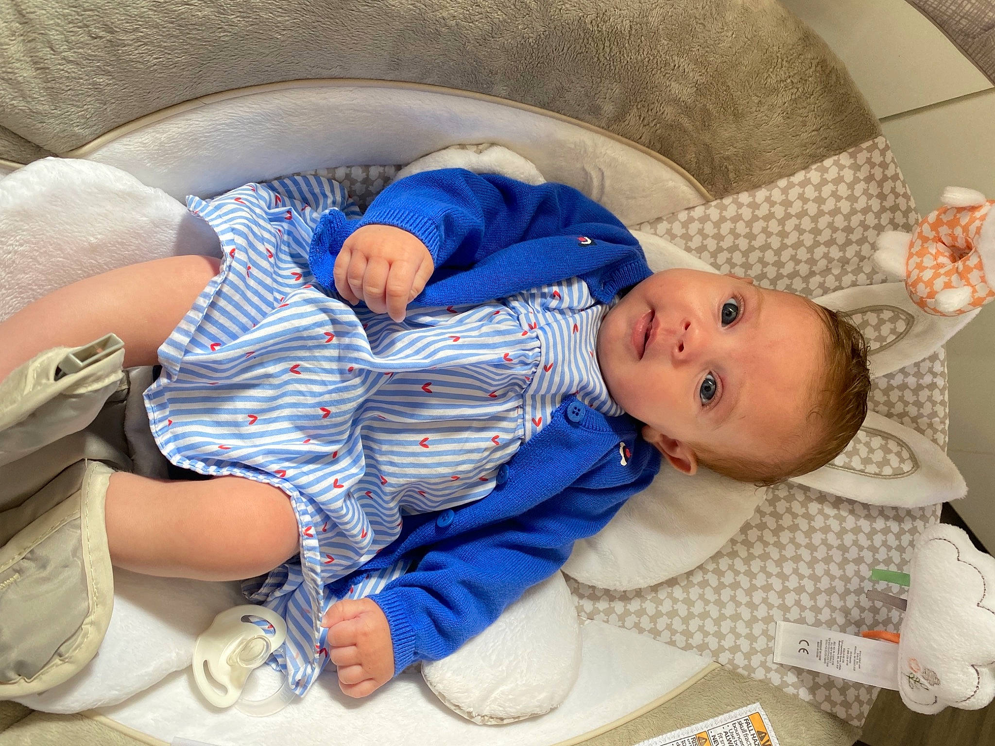 Amelia participe au concours pour gagner de l'argent avec cette photo : baby, baby_products, baby_safety, baby_sleeping, baby_toddler_clothing, bedtime, blue, child, comfort, infant_bed, linens, nap, person, room, sitting, sleep, toddler