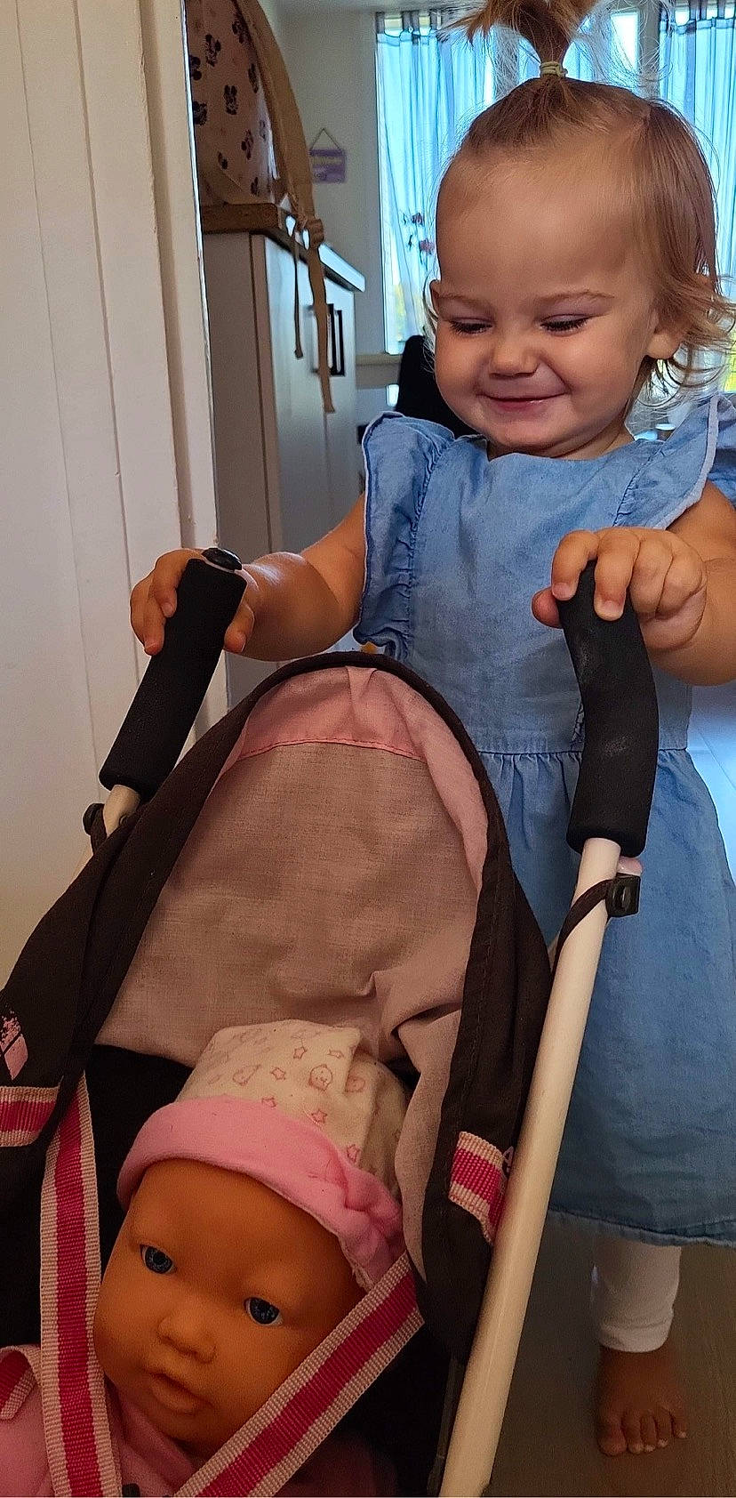 Amelia participe au concours pour gagner de l'argent avec cette photo : arm, baby_toddler_clothing, comfort, finger, gesture, hand, happy, joint, knee, leg, mouth, muscle, organ, person, pink, shoulder, skin, smile, thigh, thumb