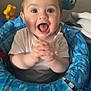 Nino a rejoint le concours — aidez-le/la à gagner de superbes lots ! baby, child, clapping, blue, seat, toy, smiling, happy, indoor, person, infant, face, expression, play, clothing, hands, cute, joy, baby_seat, pattern