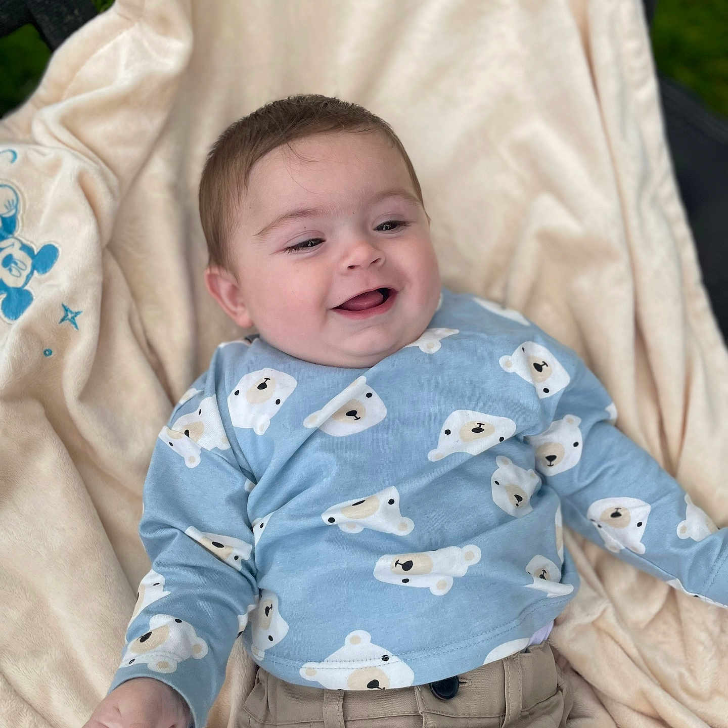 Nino participe au concours pour gagner de l'argent avec cette photo : baby, beige, blanket, blue_shirt, child, clothing, cute, face, hand, happy, head, infant, lying_down, outdoor, pants, polar_bear_pattern, portrait, skin, smiling, soft_texture