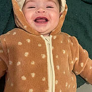 Nino a rejoint le concours — aidez-le/la à gagner de superbes lots ! baby, smiling, hooded_jacket, polka_dot, fleece, cozy, child, infant, cute, happy, lying_down, blanket, warm_clothing, apparel, face, portrait, baby_clothes, indoor, closeup, childhood