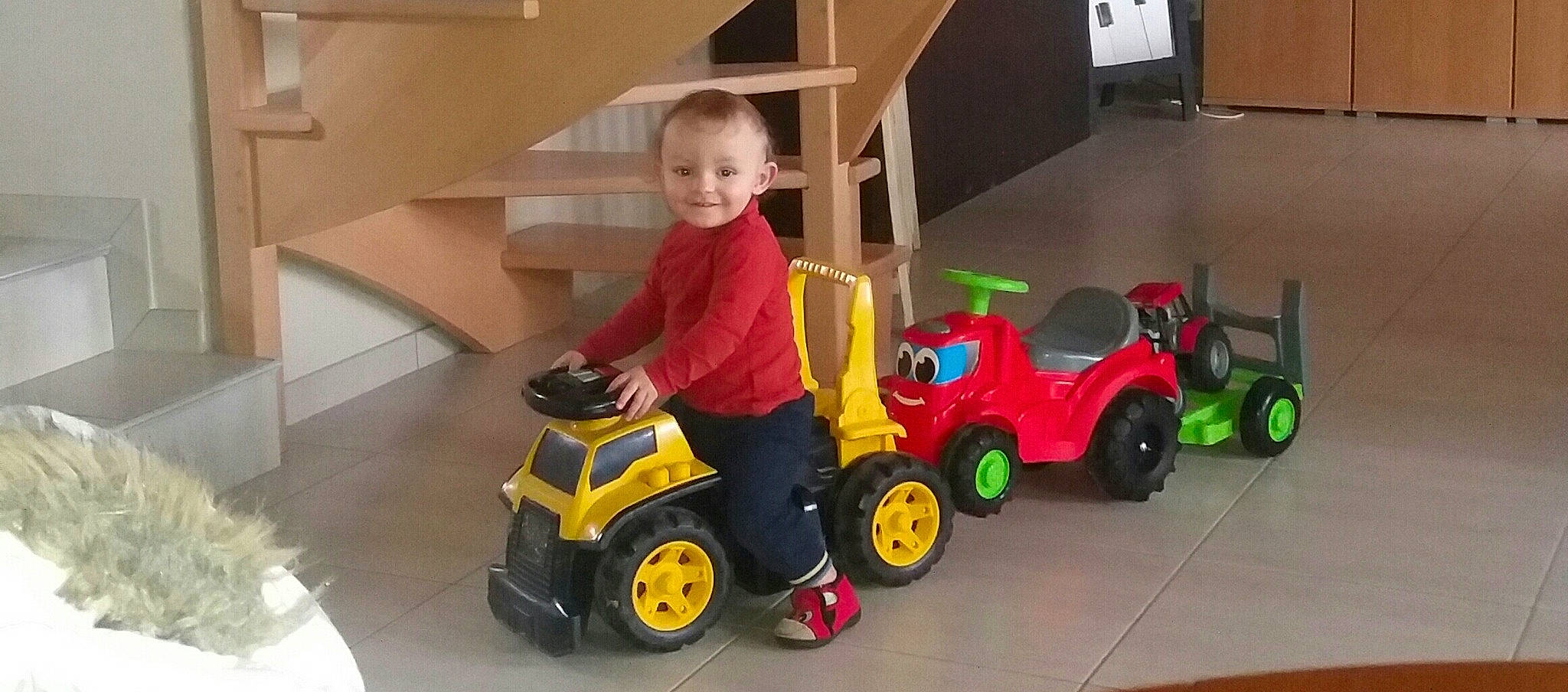 Emilien a rejoint le concours — aidez-le/la à gagner de superbes lots ! agricultural_machinery, baby_toys, car, child, fun, joy, model_car, person, play, playset, product, riding_toy, toddler, toy, toy_vehicle, tractor, vehicle
