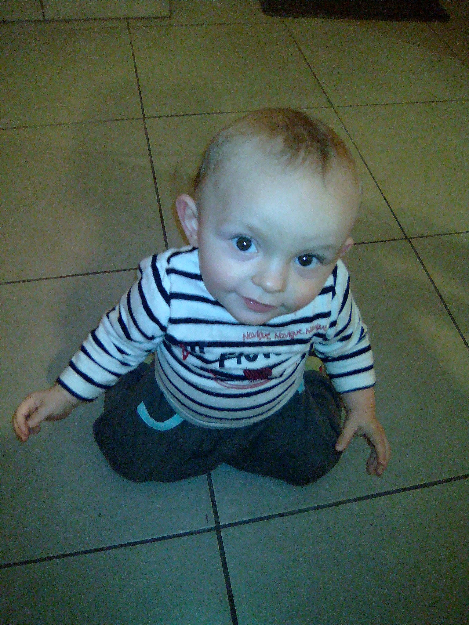 Emilien participe au concours pour gagner de l'argent avec cette photo : baby, cheek, child, crawling, eye, face, floor, head, person, skin, toddler