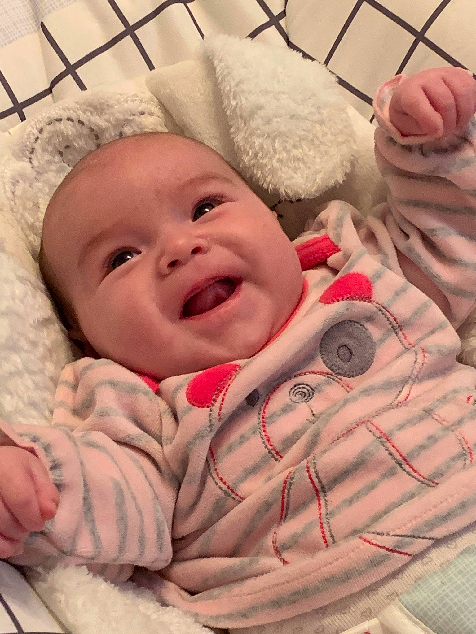 Rosalie participe au concours pour gagner de l'argent avec cette photo : baby, baby_products, cheek, child, eye, face, facial_expression, happy, head, laugh, lip, mouth, nose, person, pink, skin, smile, toddler, tongue, yawn