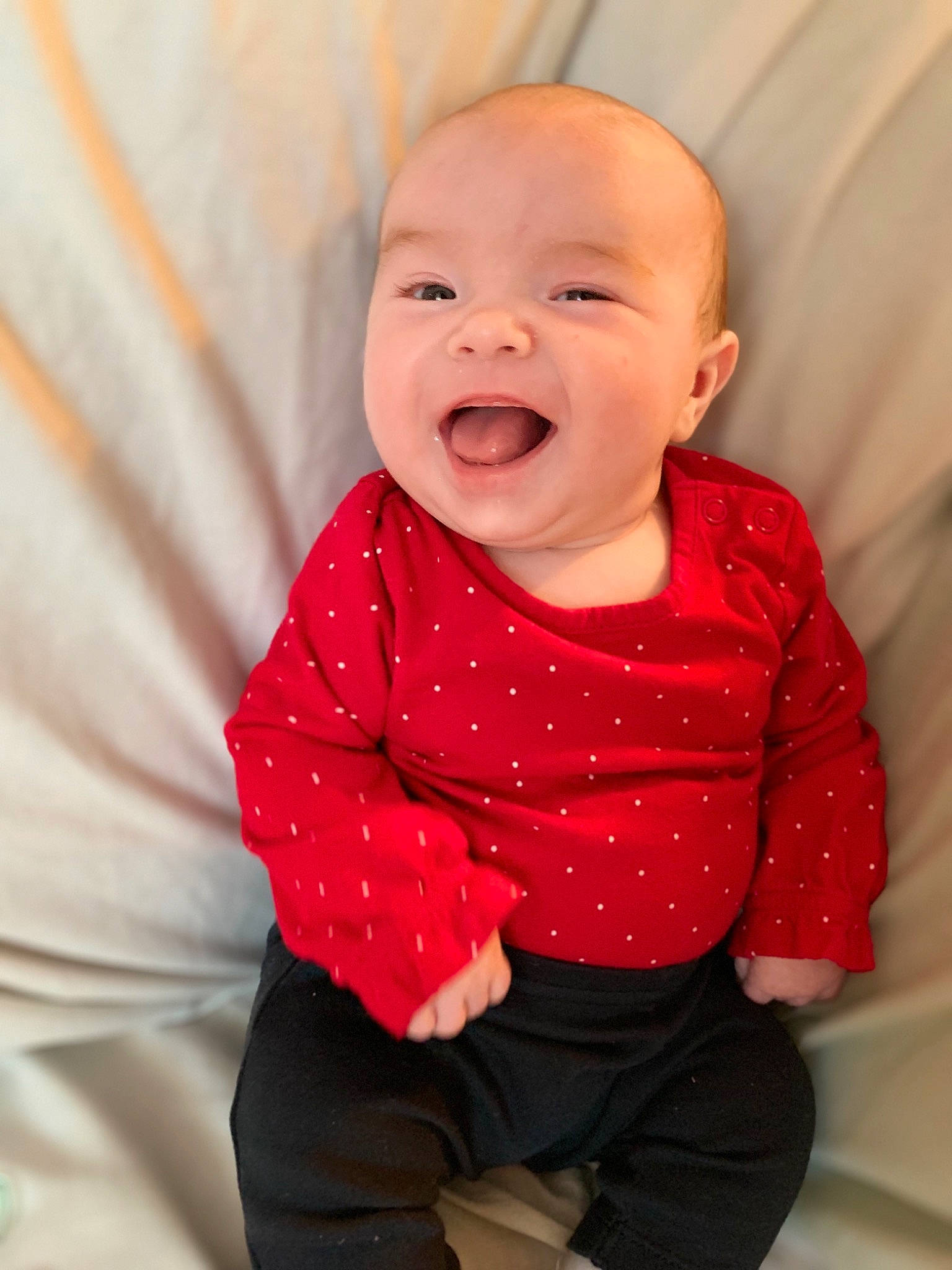 Rosalie a rejoint le concours — aidez-le/la à gagner de superbes lots ! baby, baby_laughing, baby_toddler_clothing, cheek, child, child_model, face, facial_expression, happy, head, laugh, lip, mouth, nose, pattern, person, pink, red, skin, smile