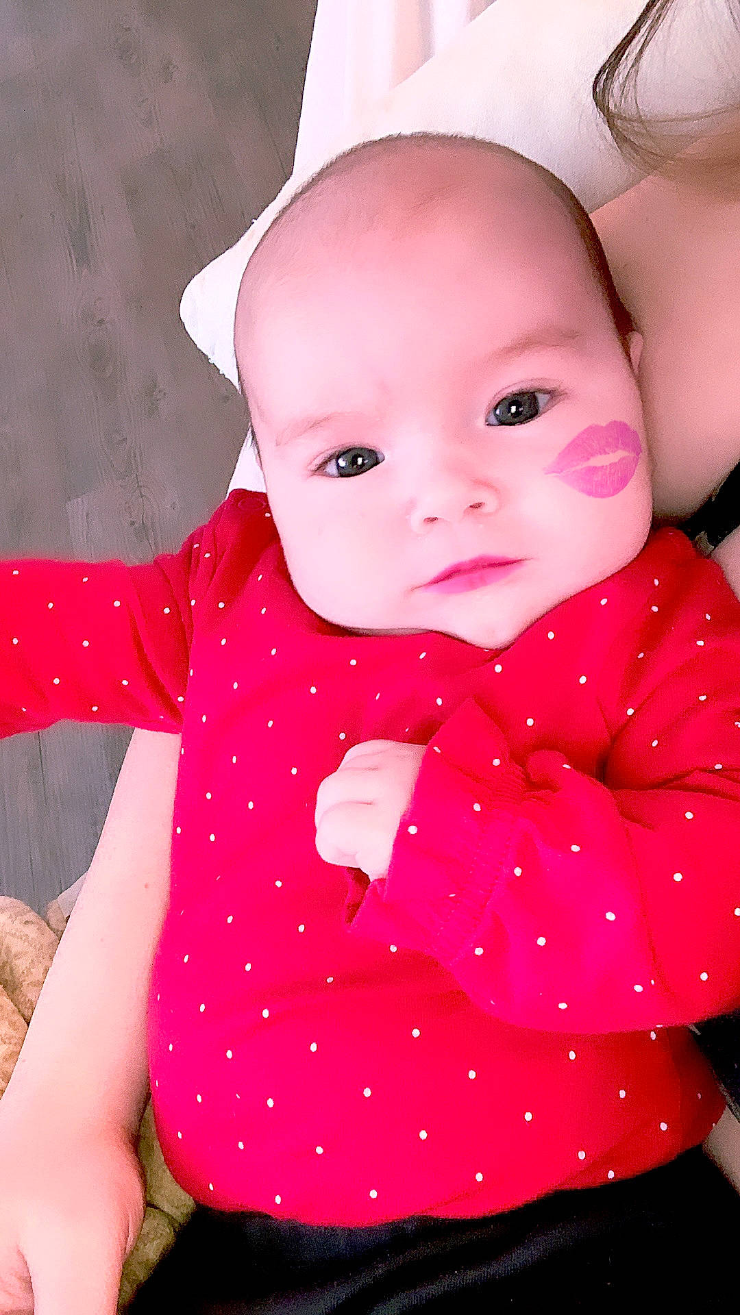 Rosalie a rejoint le concours — aidez-le/la à gagner de superbes lots ! baby, baby_products, baby_toddler_clothing, cheek, child, child_model, design, face, head, lip, magenta, pattern, person, pink, polka_dot, skin, toddler
