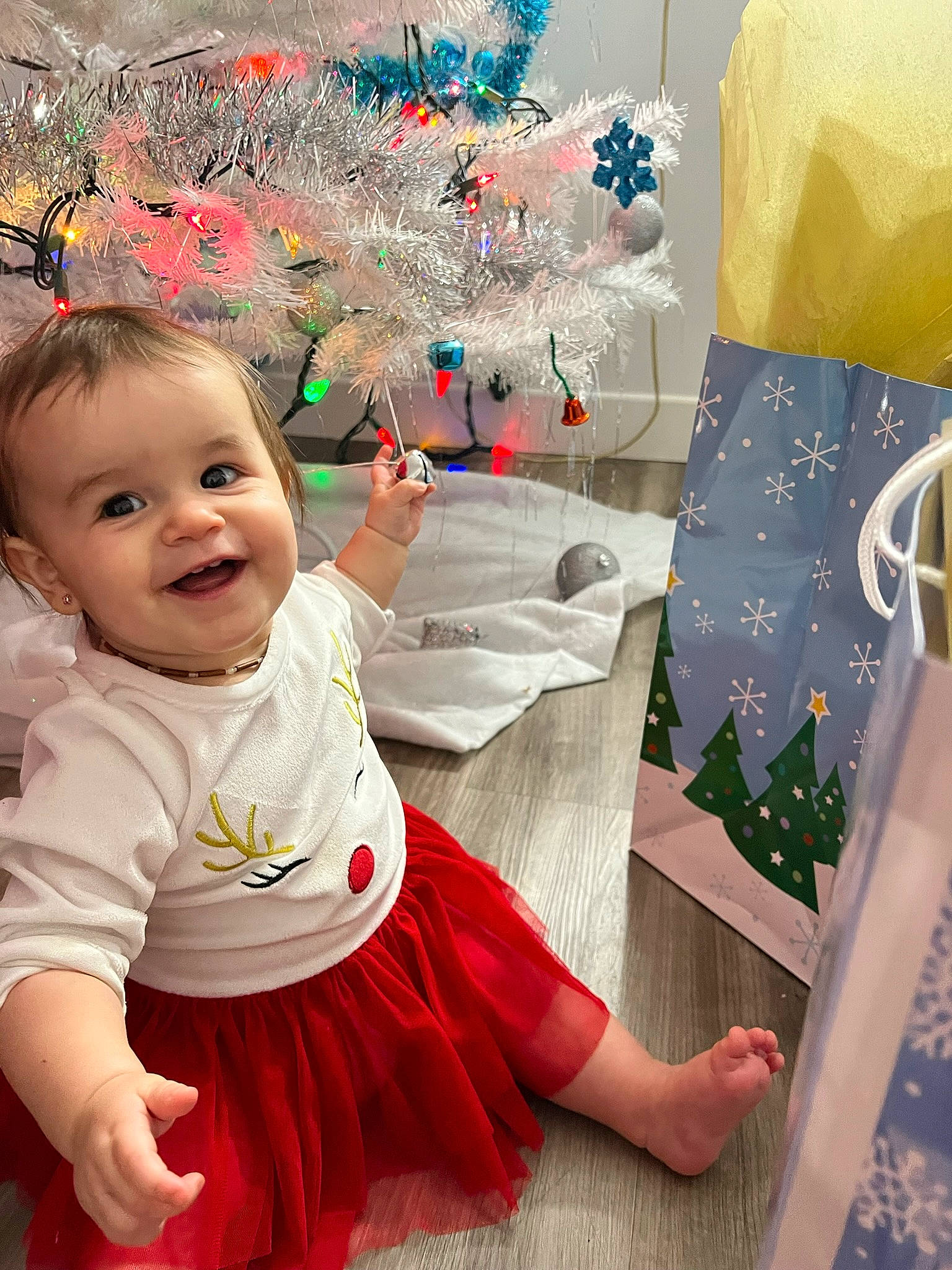 Koralie a rejoint le concours — aidez-le/la à gagner de superbes lots ! baby, baby_toddler_clothing, beauty, child, event, fun, happy, joy, linens, magenta, pattern, person, photograph, pink, product, sleeve, smile, snapshot, textile, toddler