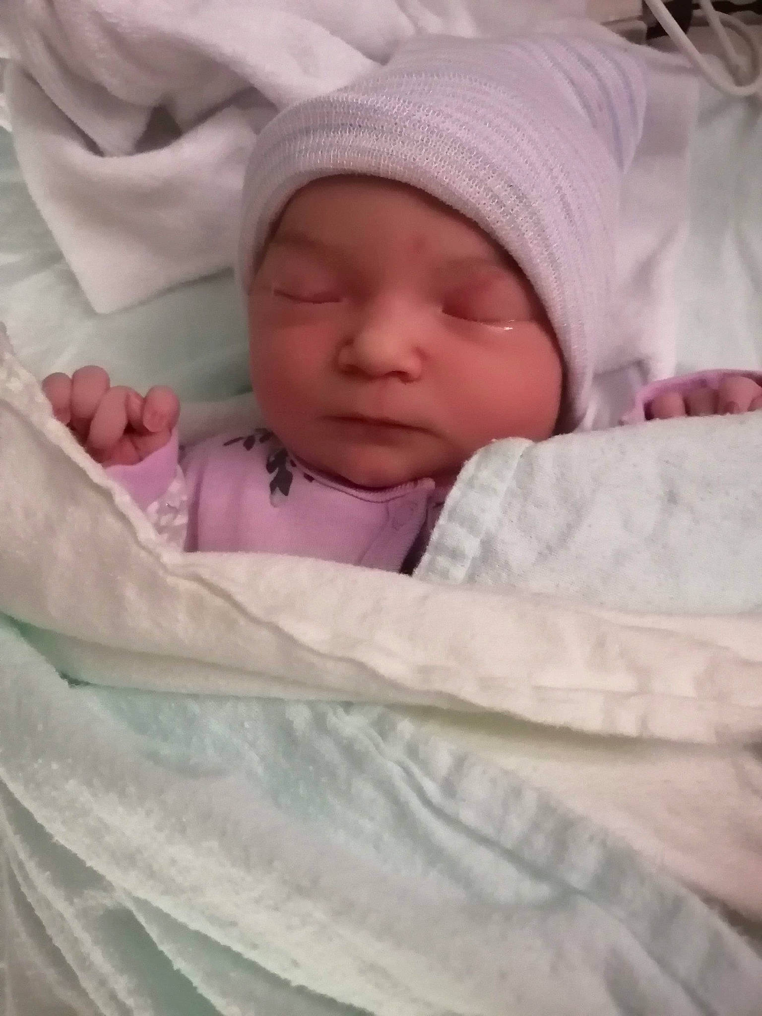 Rosalie a rejoint le concours — aidez-le/la à gagner de superbes lots ! baby, baby_products, baby_sleeping, bedtime, birth, blanket, cheek, child, childbirth, eye, headwear, infant_bed, linens, nap, person, pink, product, skin, sleep, textile