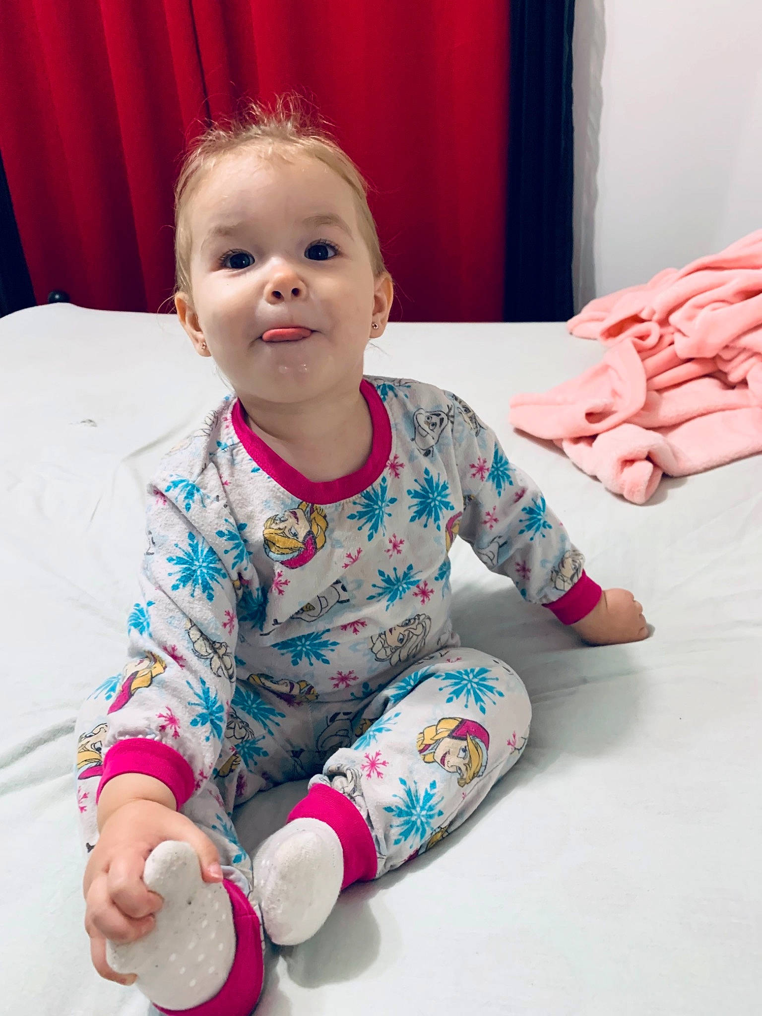 Rosalie a rejoint le concours — aidez-le/la à gagner de superbes lots ! baby, baby_toddler_clothing, cheek, chin, comfort, curtain, dress, eye, face, fun, happy, head, person, pink, purple, skin, sleeve, smile, t_shirt, textile