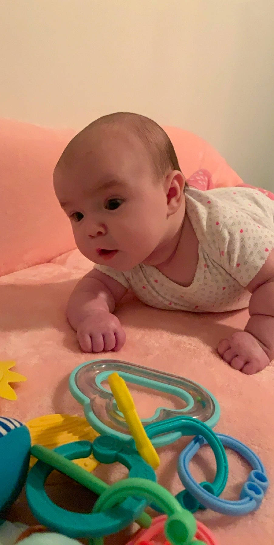 Rosalie a rejoint le concours — aidez-le/la à gagner de superbes lots ! baby, baby_playing_with_toys, child, person, play, product, skin, surprise, toddler, toy, tummy_time