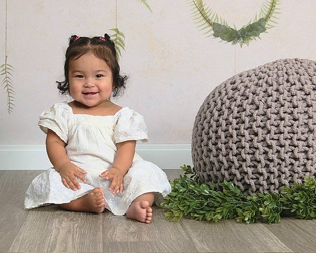 Samaria is registered to the contest to win money with this photo: arecales, baby, baby_toddler_clothing, barefoot, child, flooring, foot, fruit, goggles, grass, happy, headgear, human_leg, joy, pattern, person, plant, sleeve, smile, sunglasses